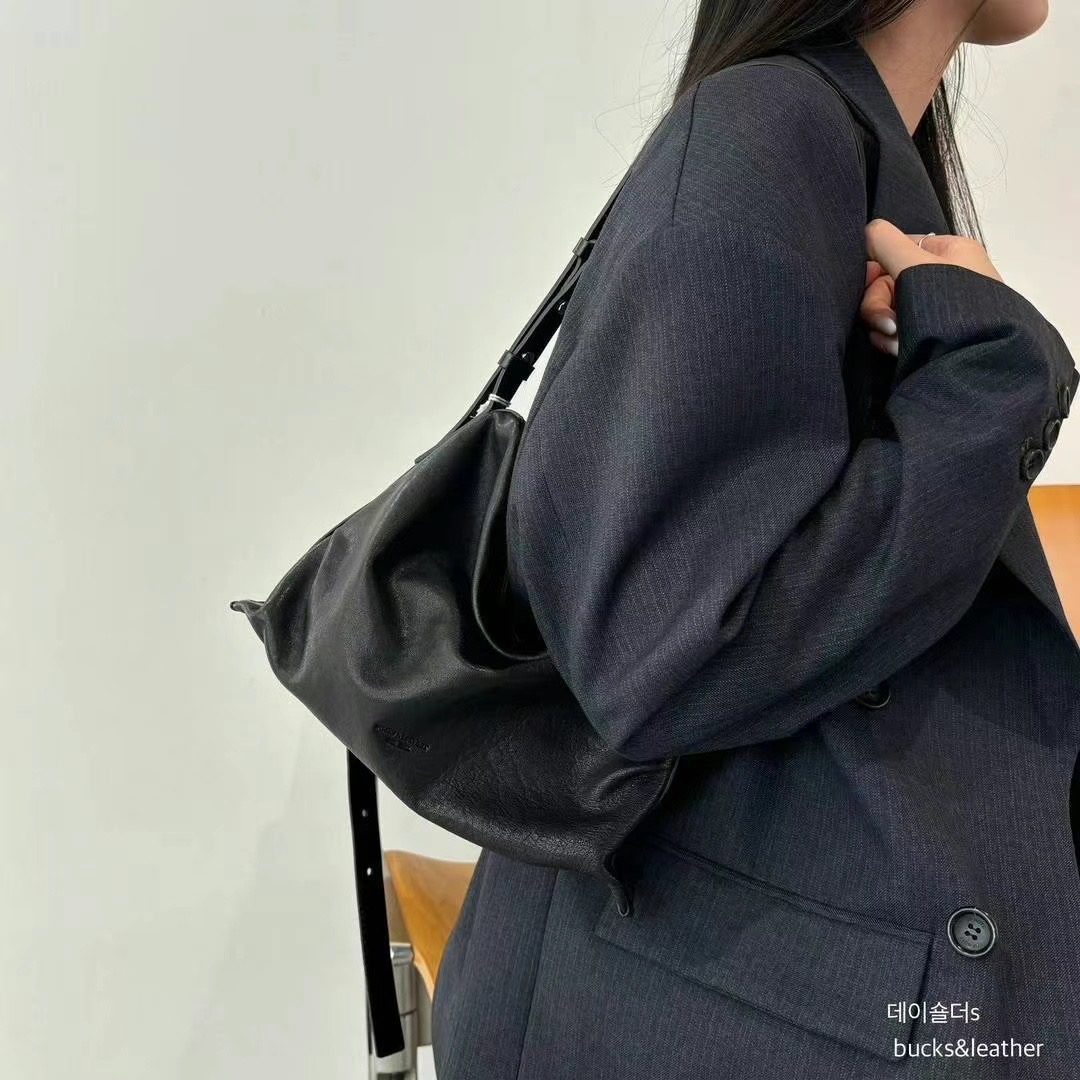 B3  Bucks&Leather每次開團都熱賣的皺皺包 小款10