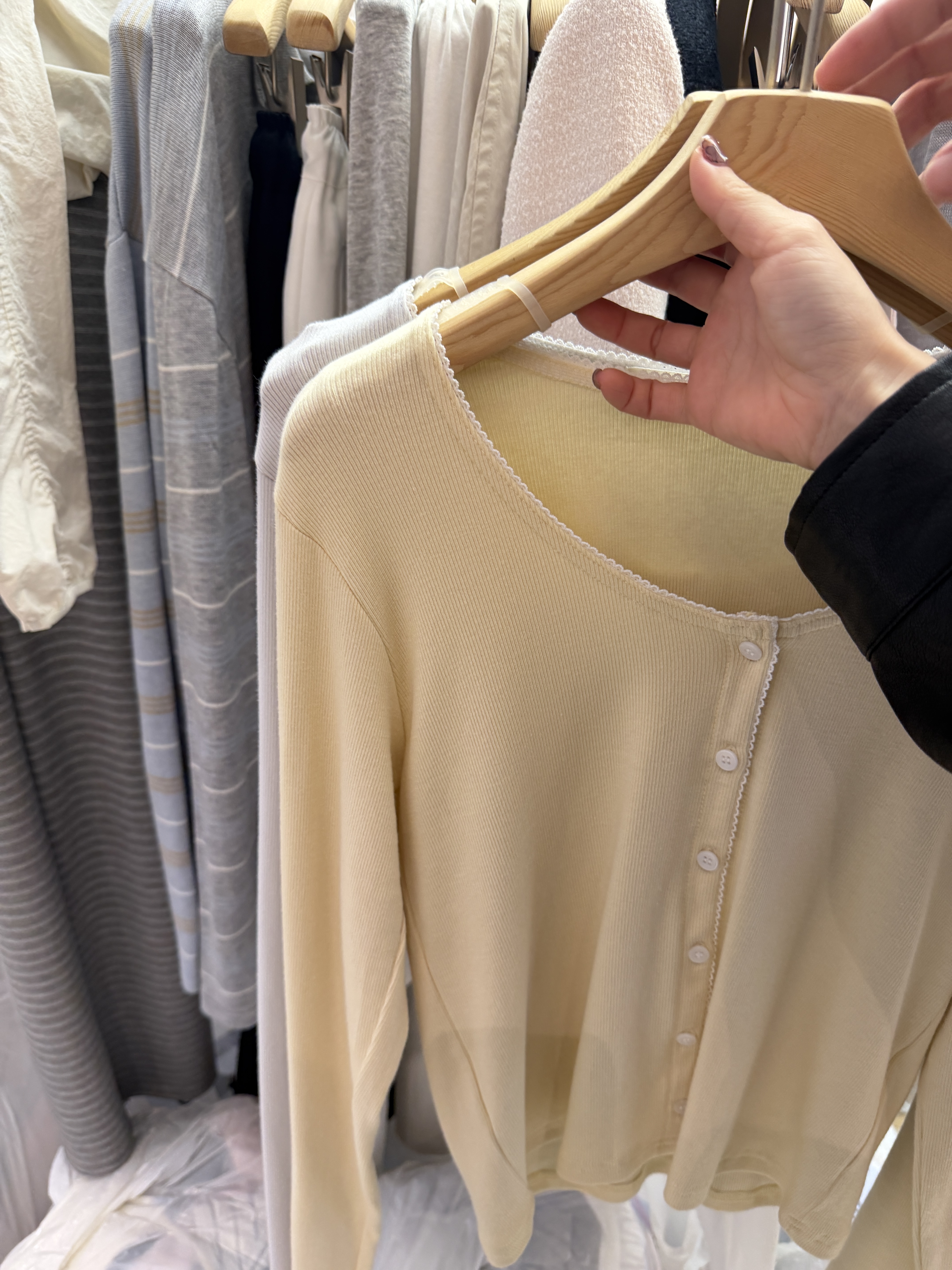 現貨 BD14 推!莫代爾棉舒服滾邊U領小罩衫 4色11