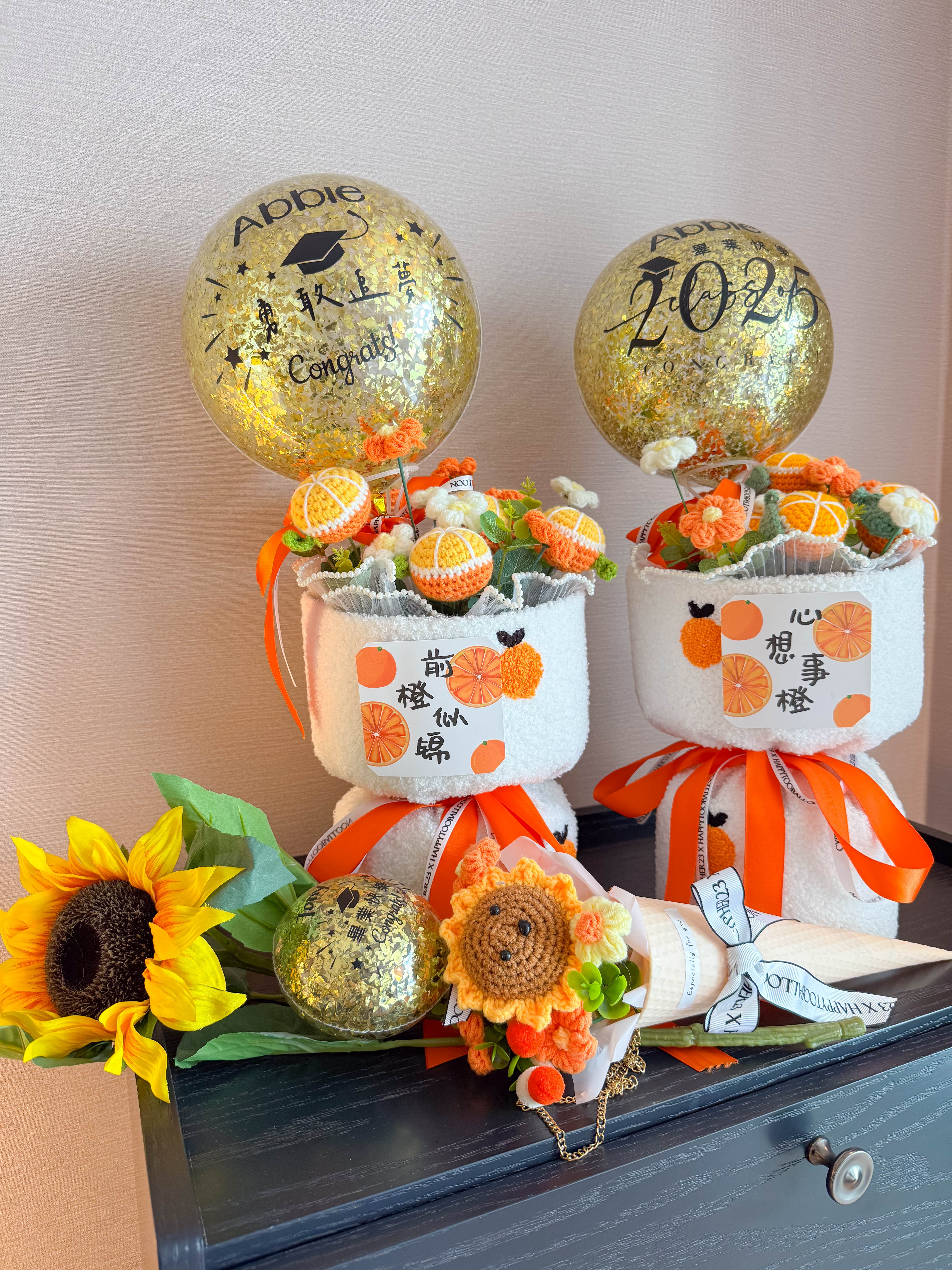 《可客製專屬名字》畢業手作針織花氣球 - 橙意滿滿祝賀花束 《可客製專屬名字》畢業手作針織花氣球 - 橙意滿滿祝賀花束