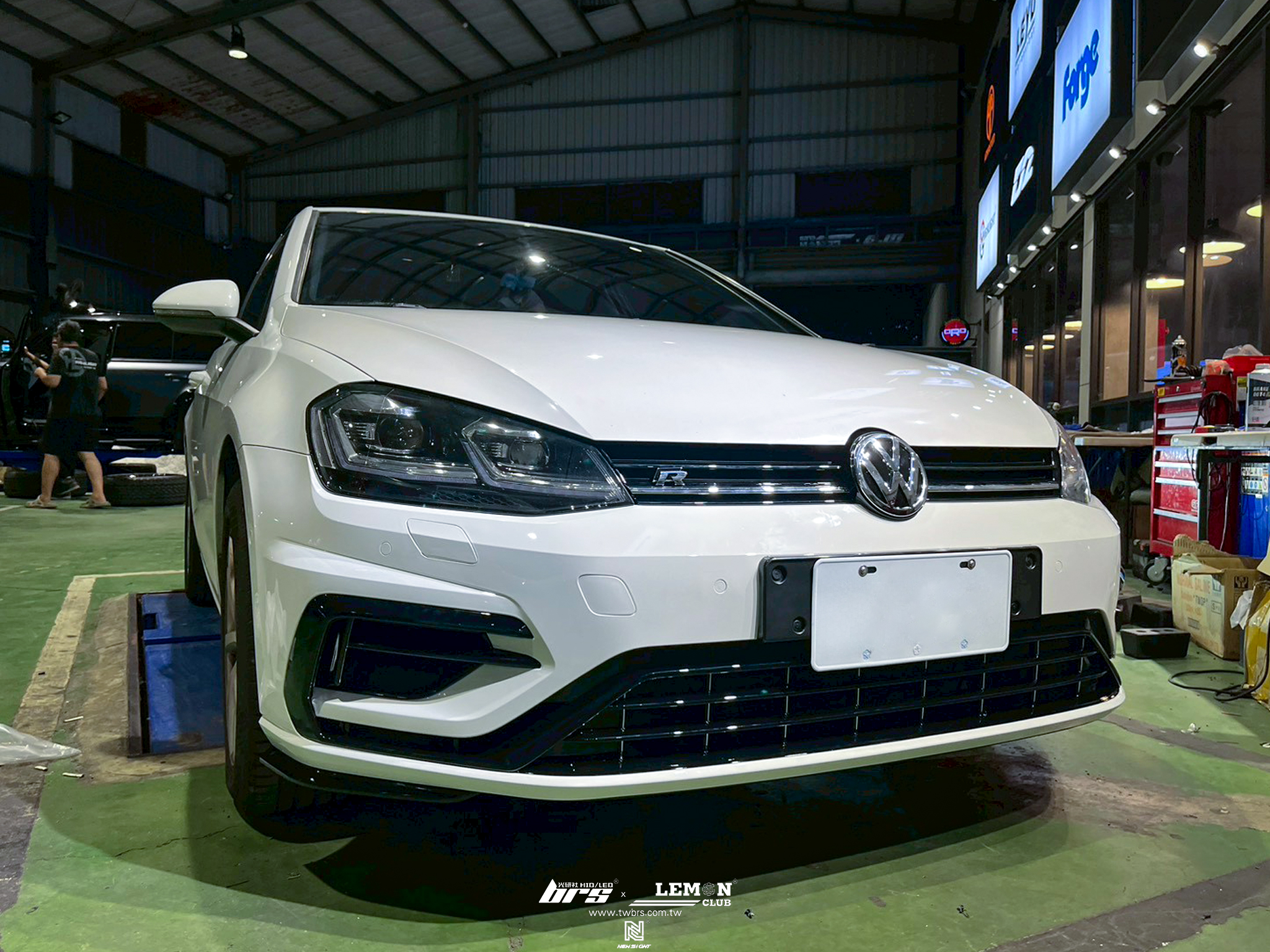 Volkswagen Golf 7 安裝 副廠後下擾流+副廠7改7.5R前保桿