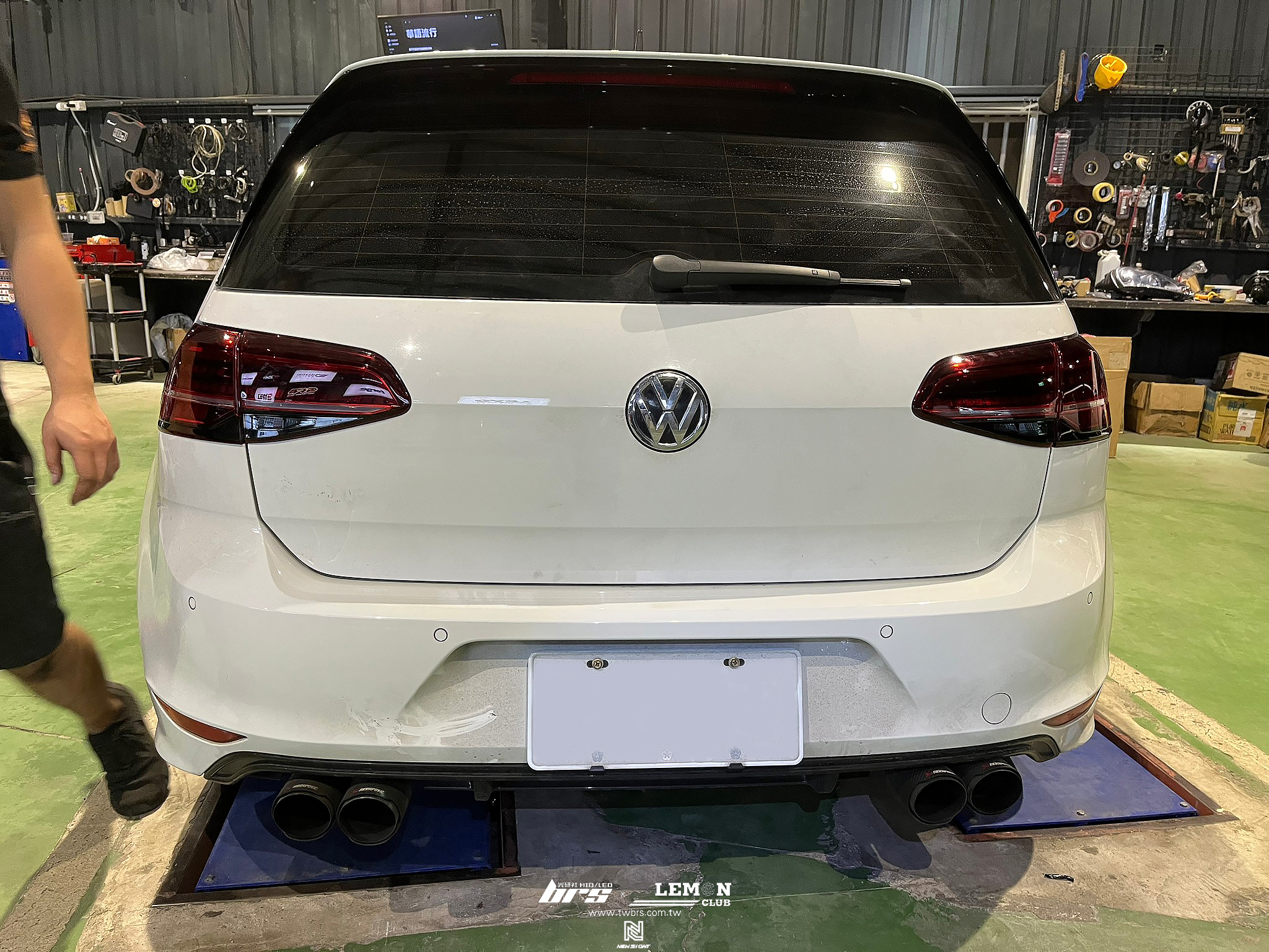 Volkswagen Golf 7 安裝 7改725紅殼流水尾燈+後座USB充電座