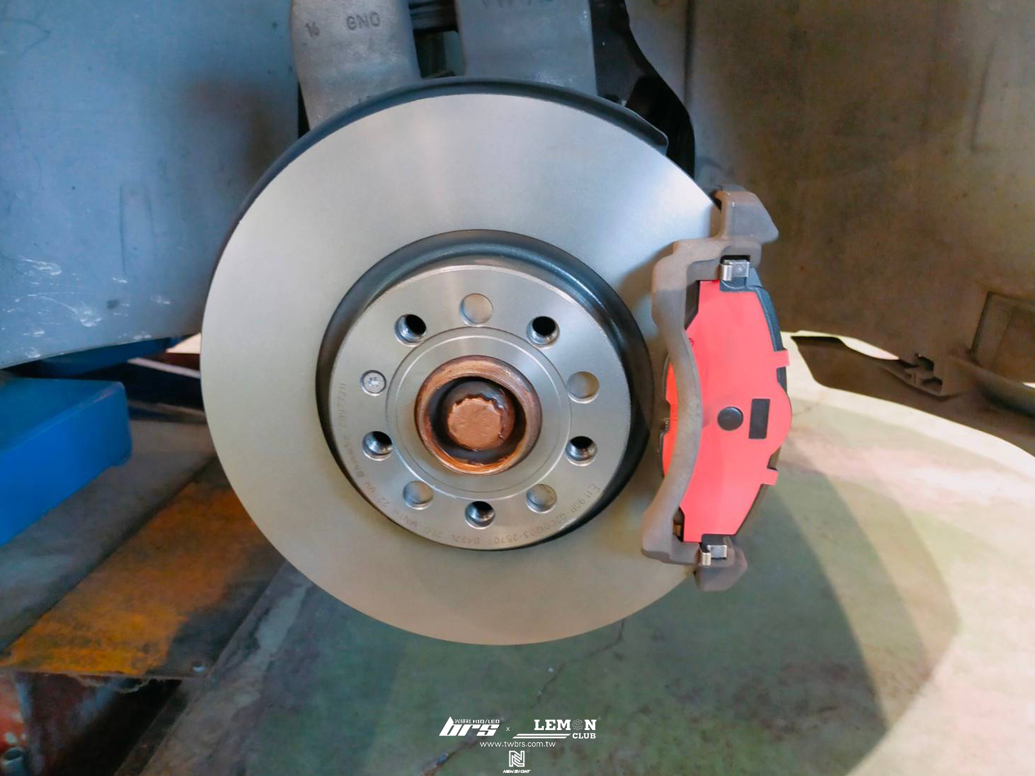 Skoda Superb 保養(萊茵機油5W30+原廠機油芯+原廠洩油螺絲+墊片)+前Brembo312x25碟盤更換+前後Brembo來令片(紅皮)