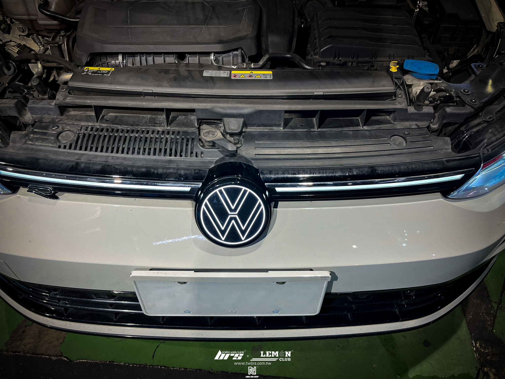 Volkswagen Golf 8 安裝 發光廠徽