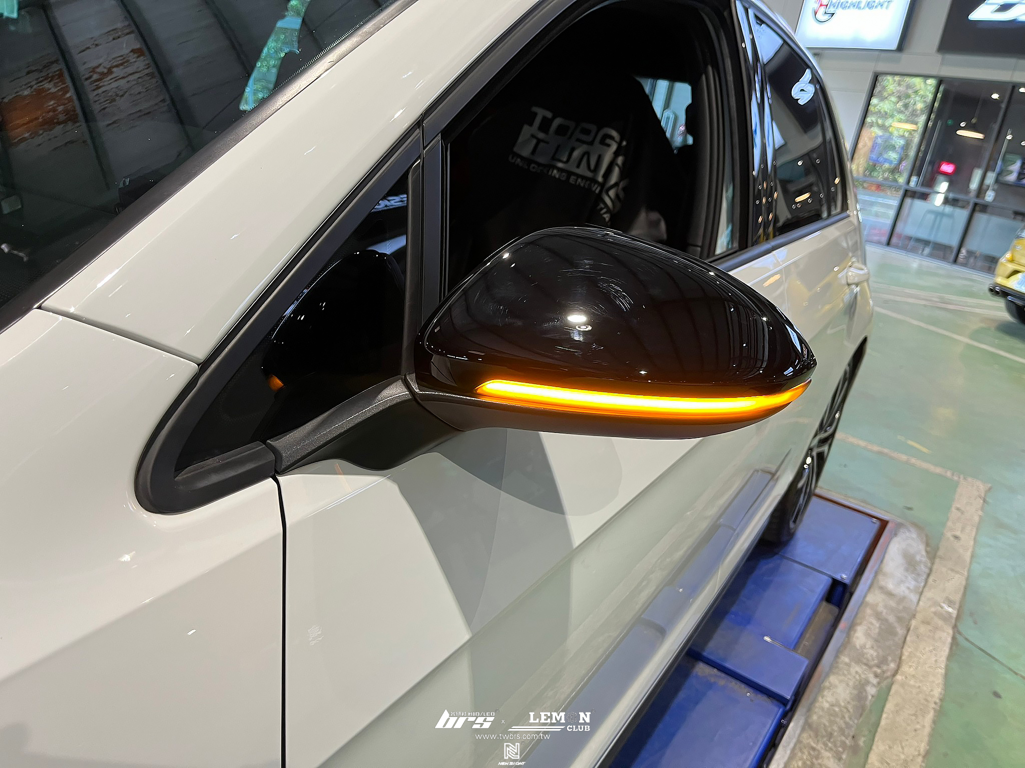 Volkswagen 7.5 安裝 原廠鋼琴黑後視鏡蓋+後視鏡流水側燈+LED後車廂燈