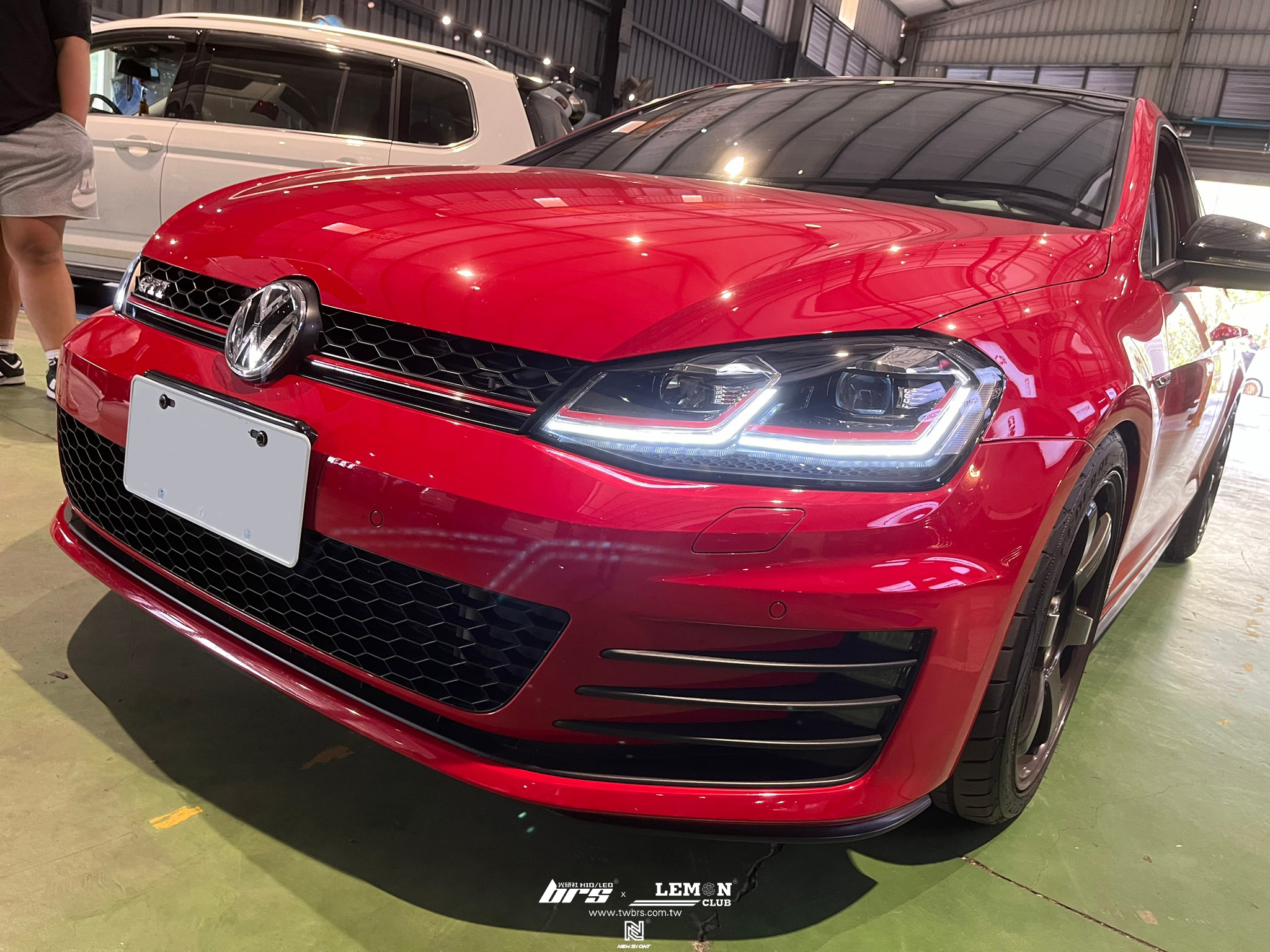 Volkswagen Golf 7 GTI 安裝 7改7.5紅線魚眼大燈總成+D2H 6500K 高階款LED