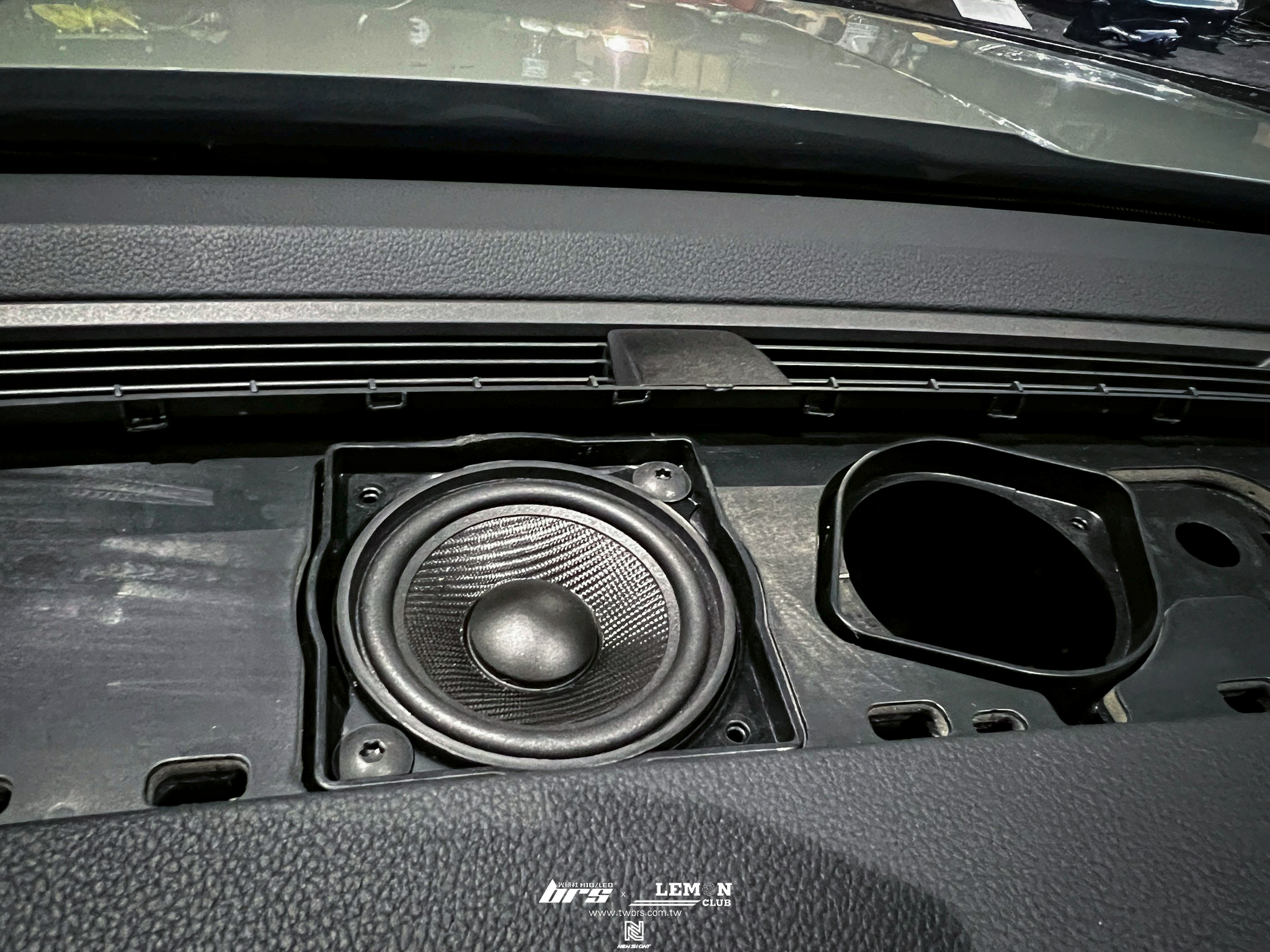 Skoda Kodiaq 安裝 美國HART單體中音3吋中置喇叭+美國HART超薄重低音音響