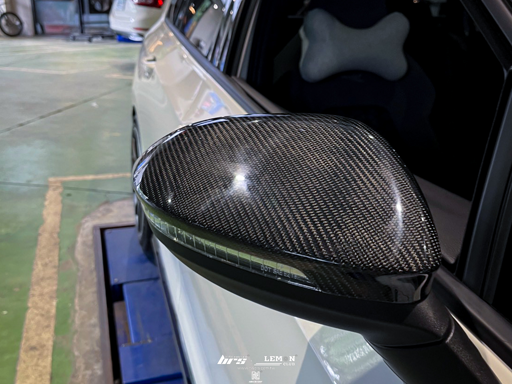 Volkswagen Golf 8 安裝 碳纖維後視鏡蓋
