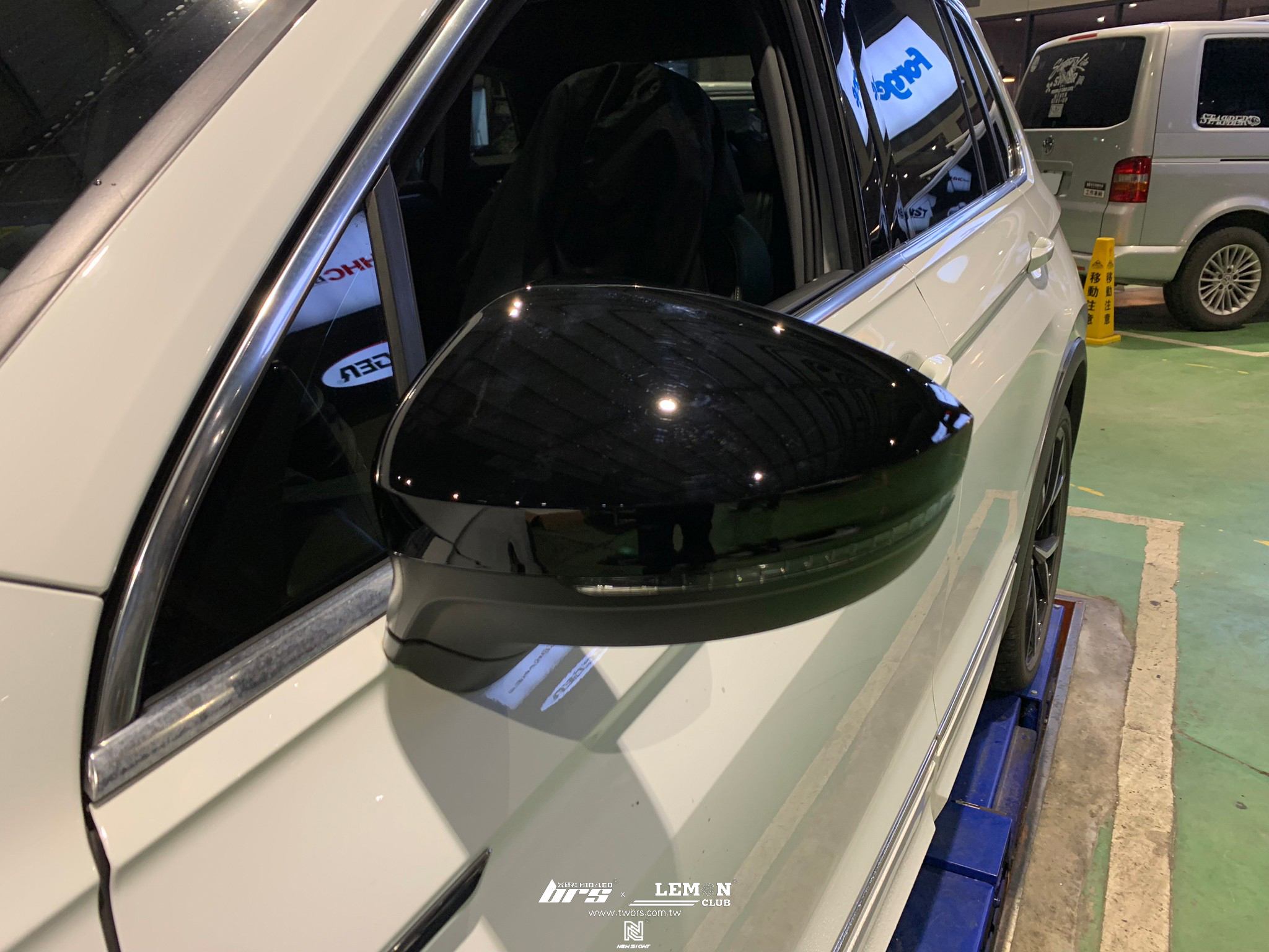 Volkswagen New Tiguan 安裝 亮黑盲點後視鏡蓋