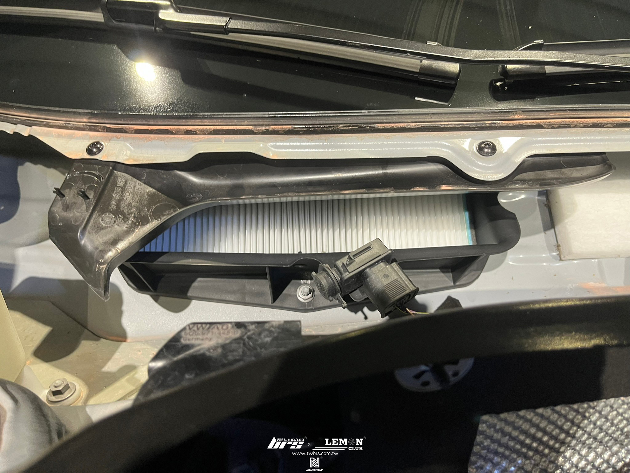 Skoda Superb 保養(德國Rheinol萊茵機油0W20+原廠機油芯+MQB外置空氣濾芯)