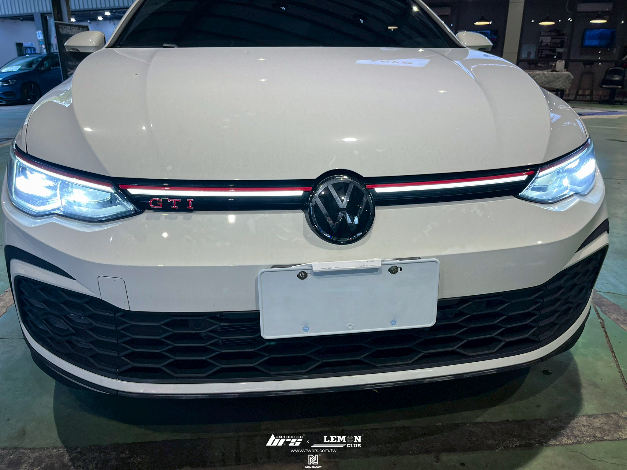 Volkswagen Golf 8 GTI 安裝 水箱罩標更換