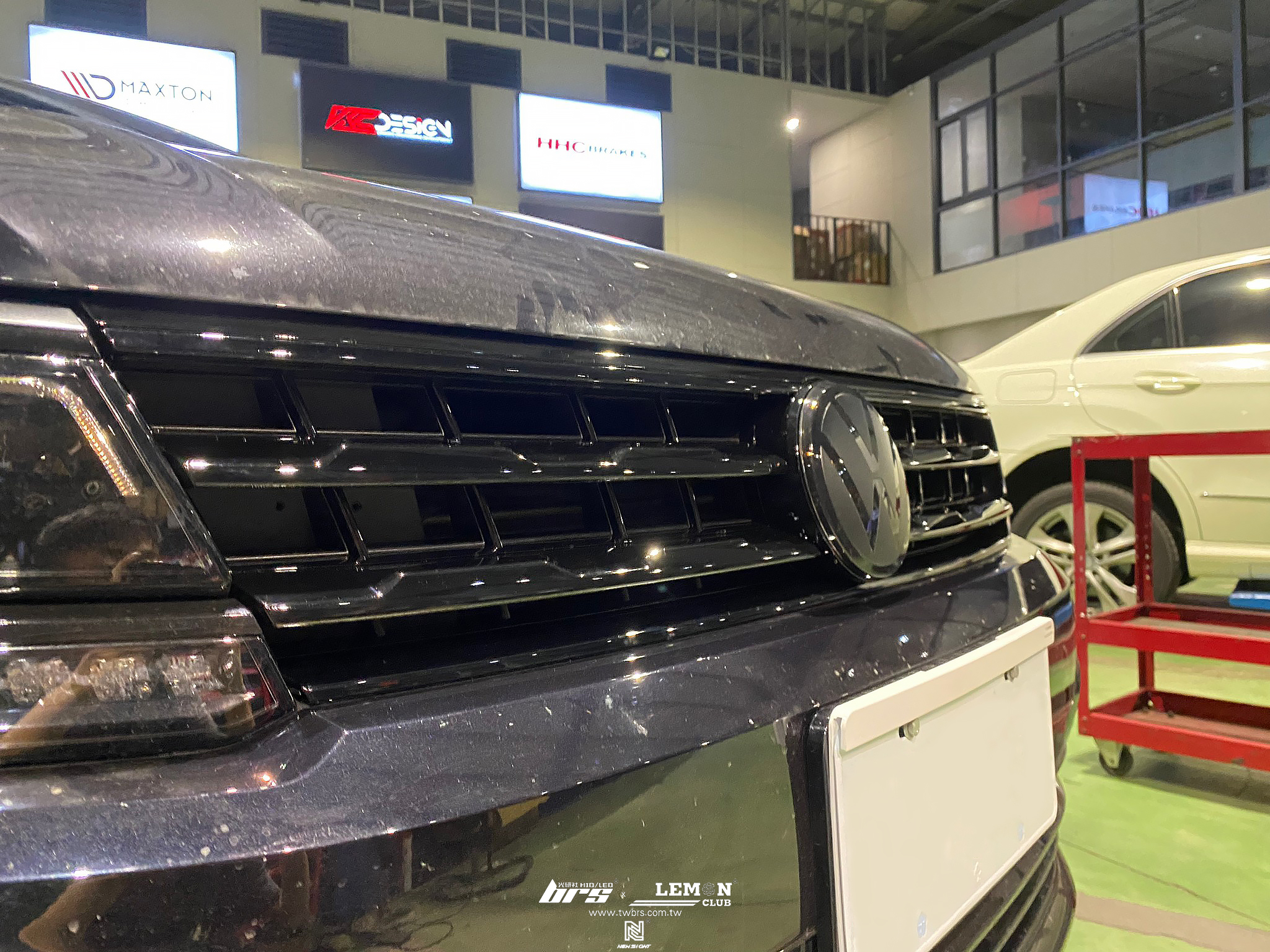 Volkswagen New Tiguan 安裝 鋼琴黑水箱罩