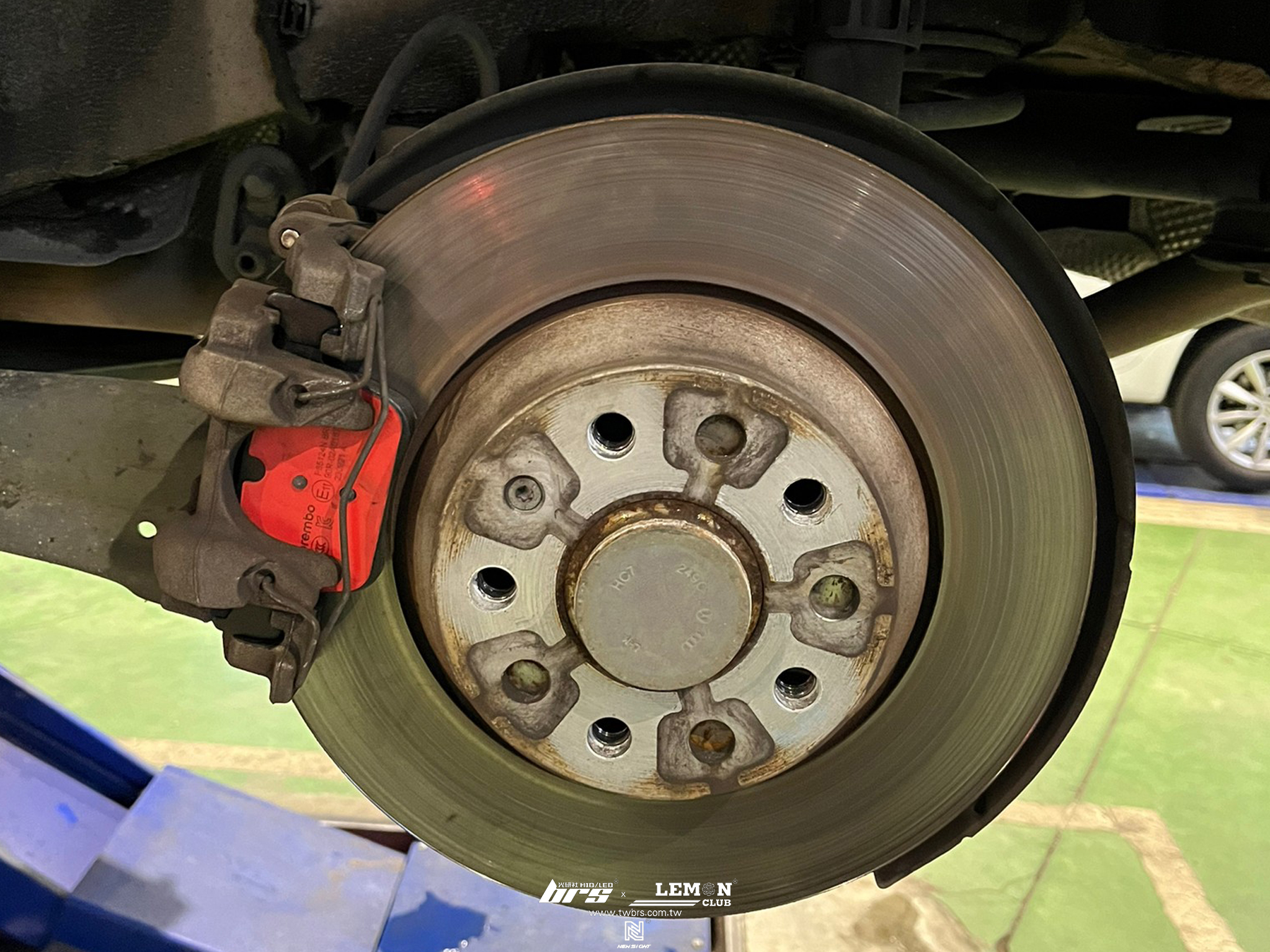 Volkswagen Arteon 安裝 鍍鎳銀後視鏡蓋+後Brembo來令片(紅皮)