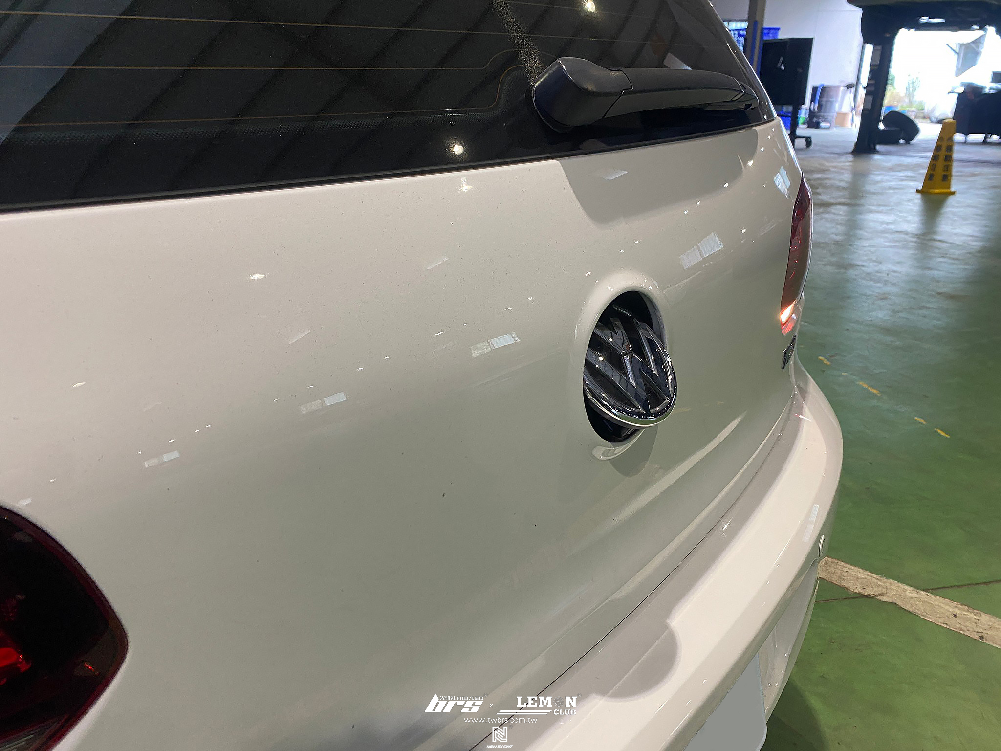 Volkswagen Golf 6 安裝 倒車翻蓋鏡頭(無軌跡版)+6改7.5紅線魚眼大燈總成