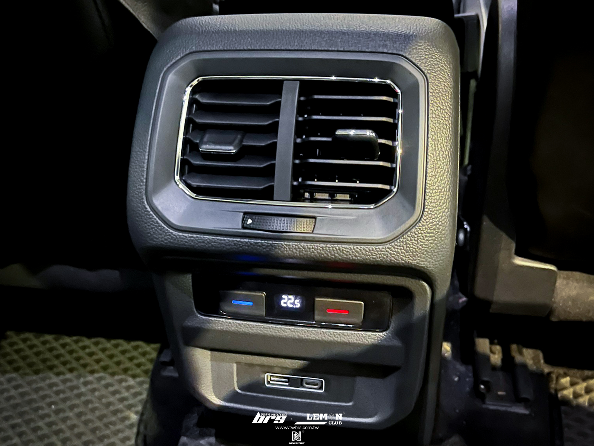 Volkswagen New Tiguan 安裝 原廠後座USB充電座