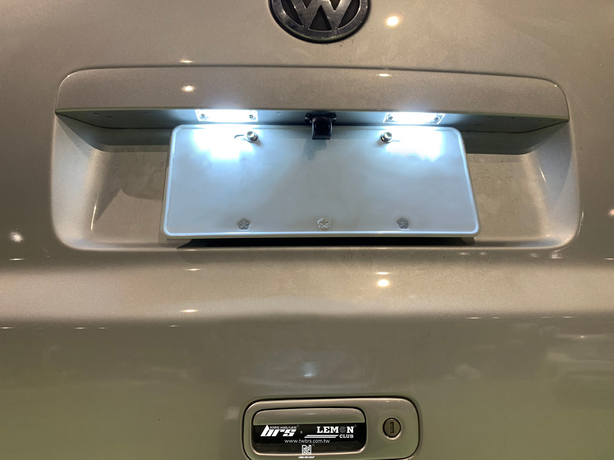 Volkswagen T5 安裝 牌照燈+電折後視鏡
