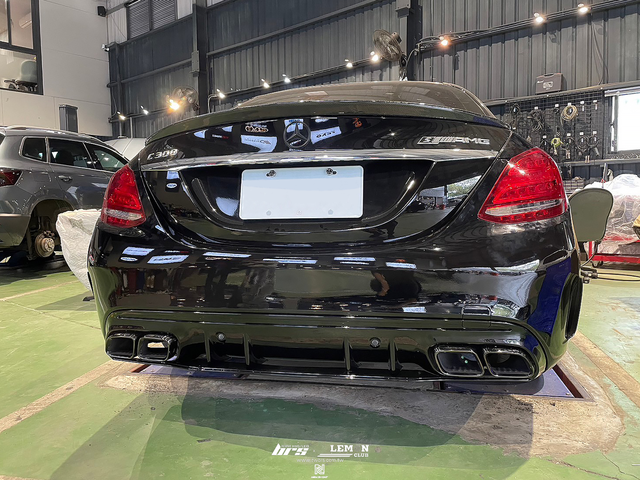 Mercedes Benz C300 安裝 類C63四出後下擾流