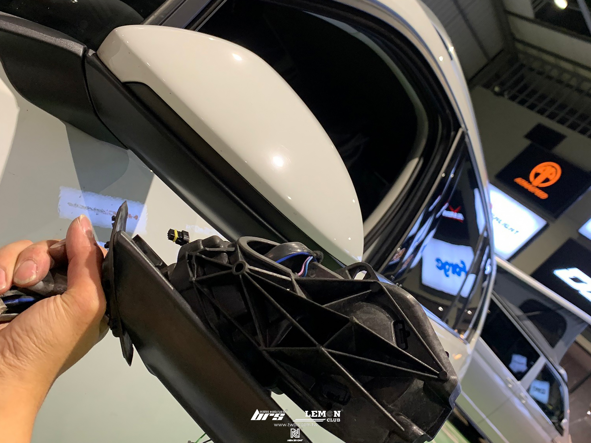 Volkswagen Golf 7.5 安裝 後視鏡流水方向燈+後視鏡總成(L邊)