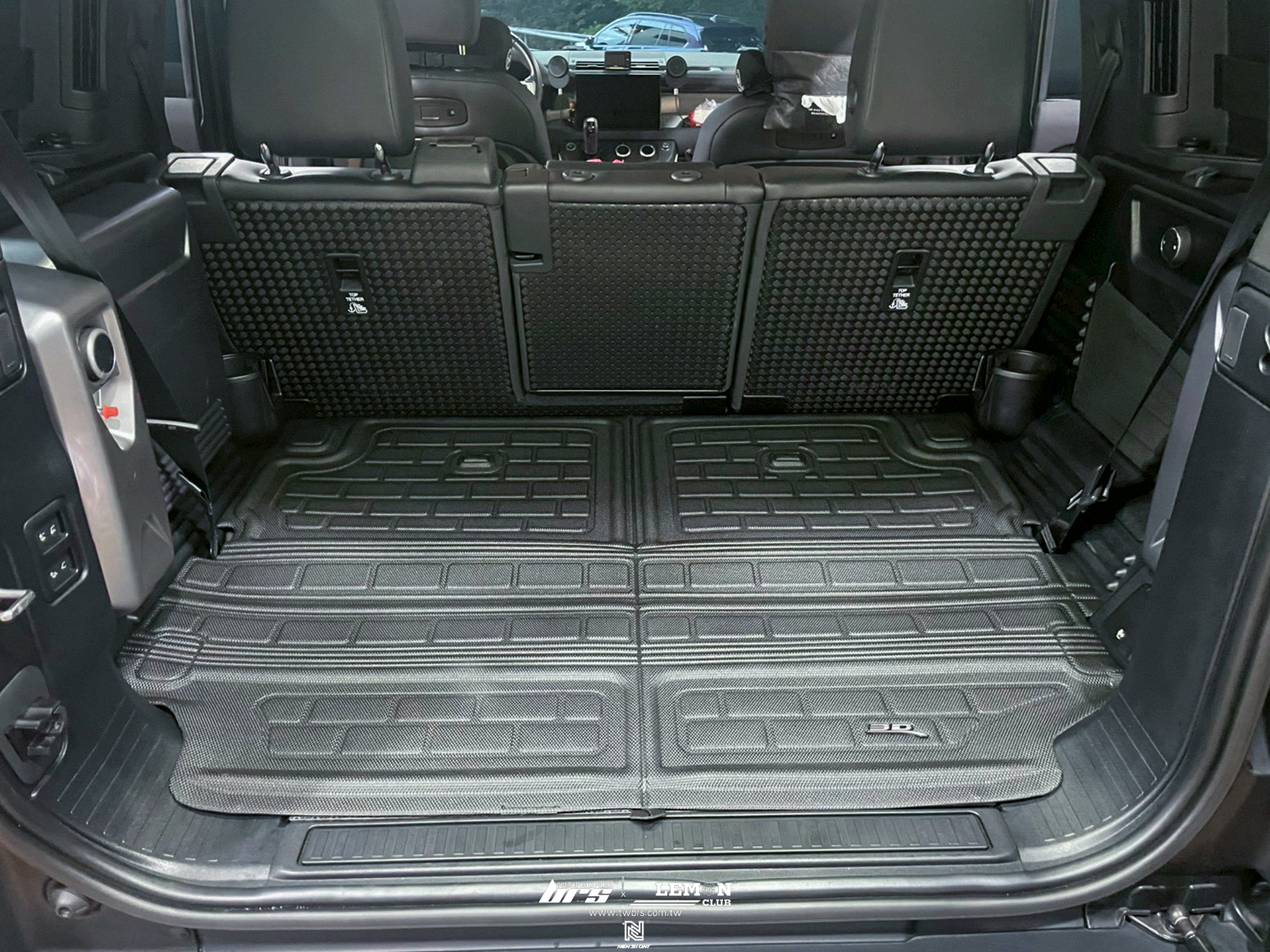 Land Rover Defender 110 安裝 3D卡固腳踏墊(7人座)+3D卡固後車廂墊(7人座)