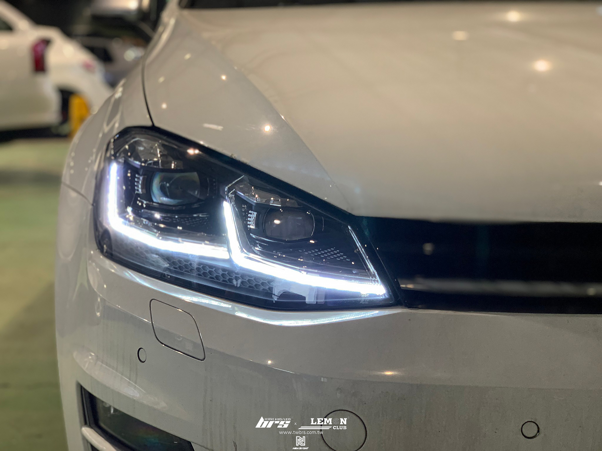 Volkswagen Golf 7 安裝 7改7.5銀線魚眼大燈總成+大燈Highlight SS款(高階款) 6000K LED+LED牌照燈