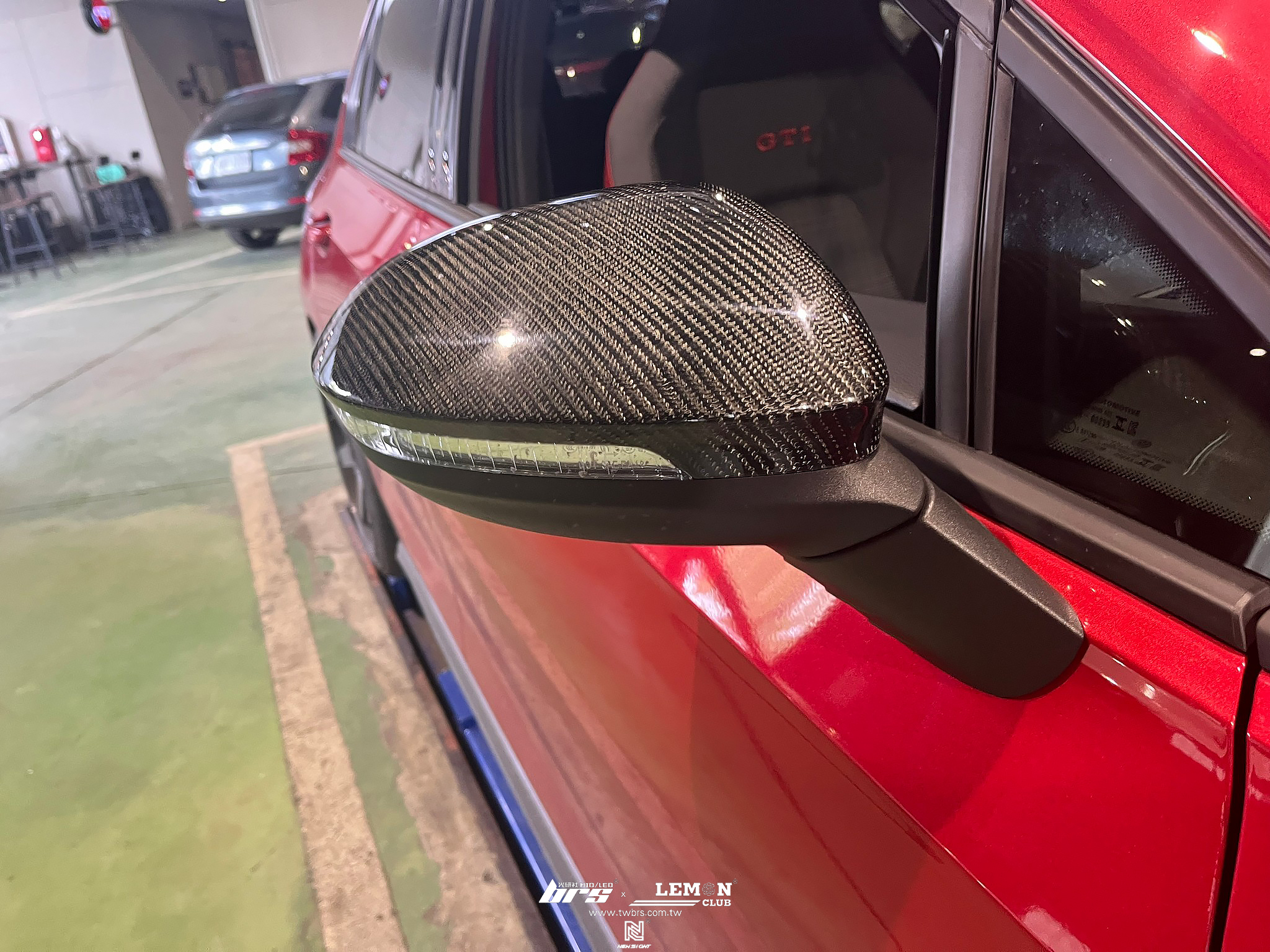 Volkswagen Golf 8 GTI 安裝 碳纖維後視鏡蓋