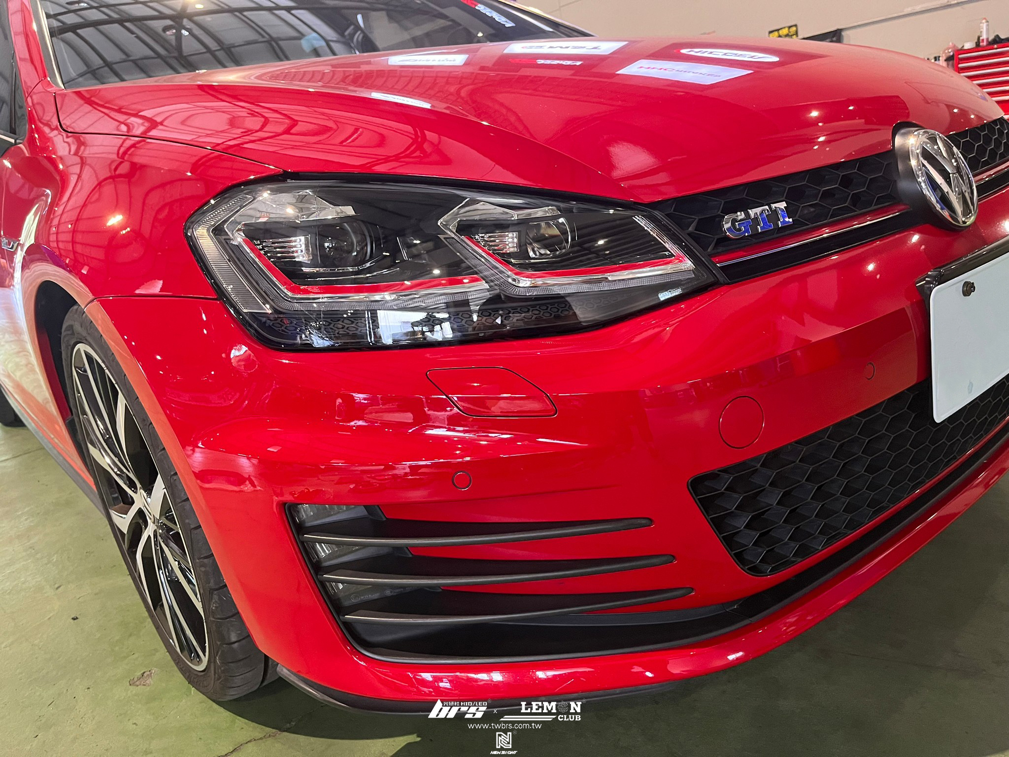 Volkswagen Golf 7 GTI 安裝 7改7.5紅線魚眼大燈總成+大燈HIGHLIGHT SS款(高階款) 6500K