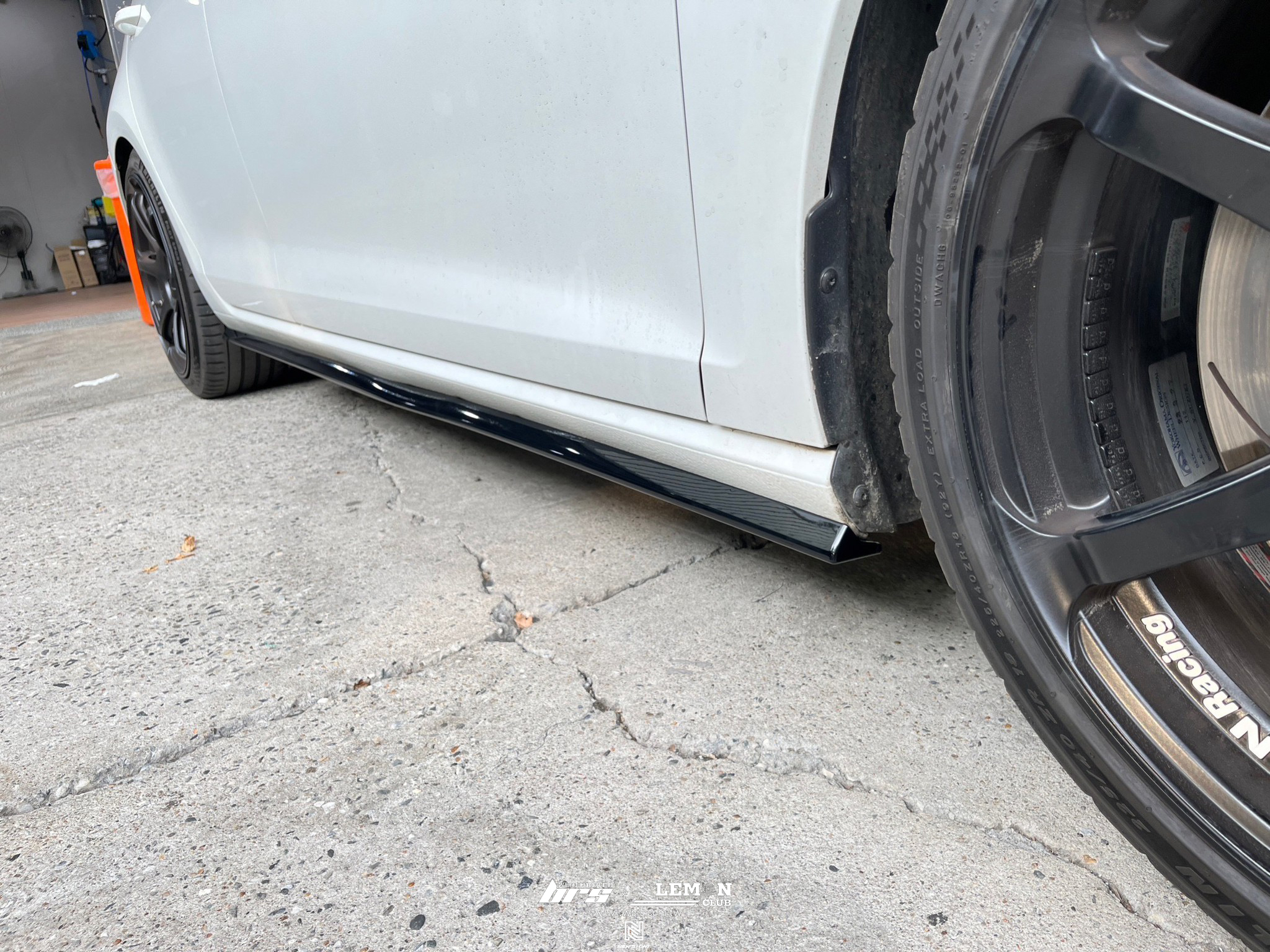 Volkswagen Golf 7.5 GTI 安裝 側裙