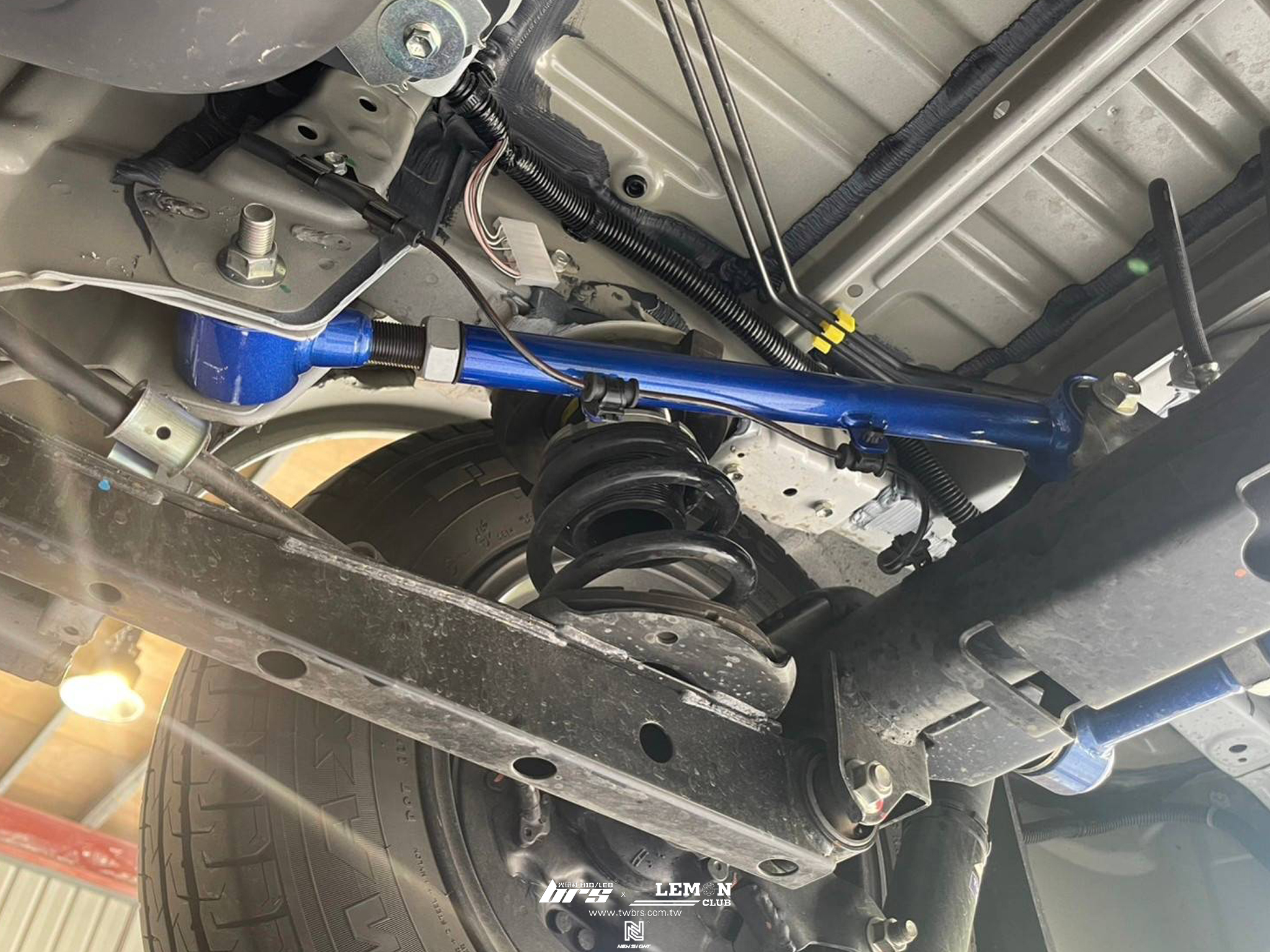 Toyota Town Ace 安裝 HARDRACE 後上拉桿+USB充電座