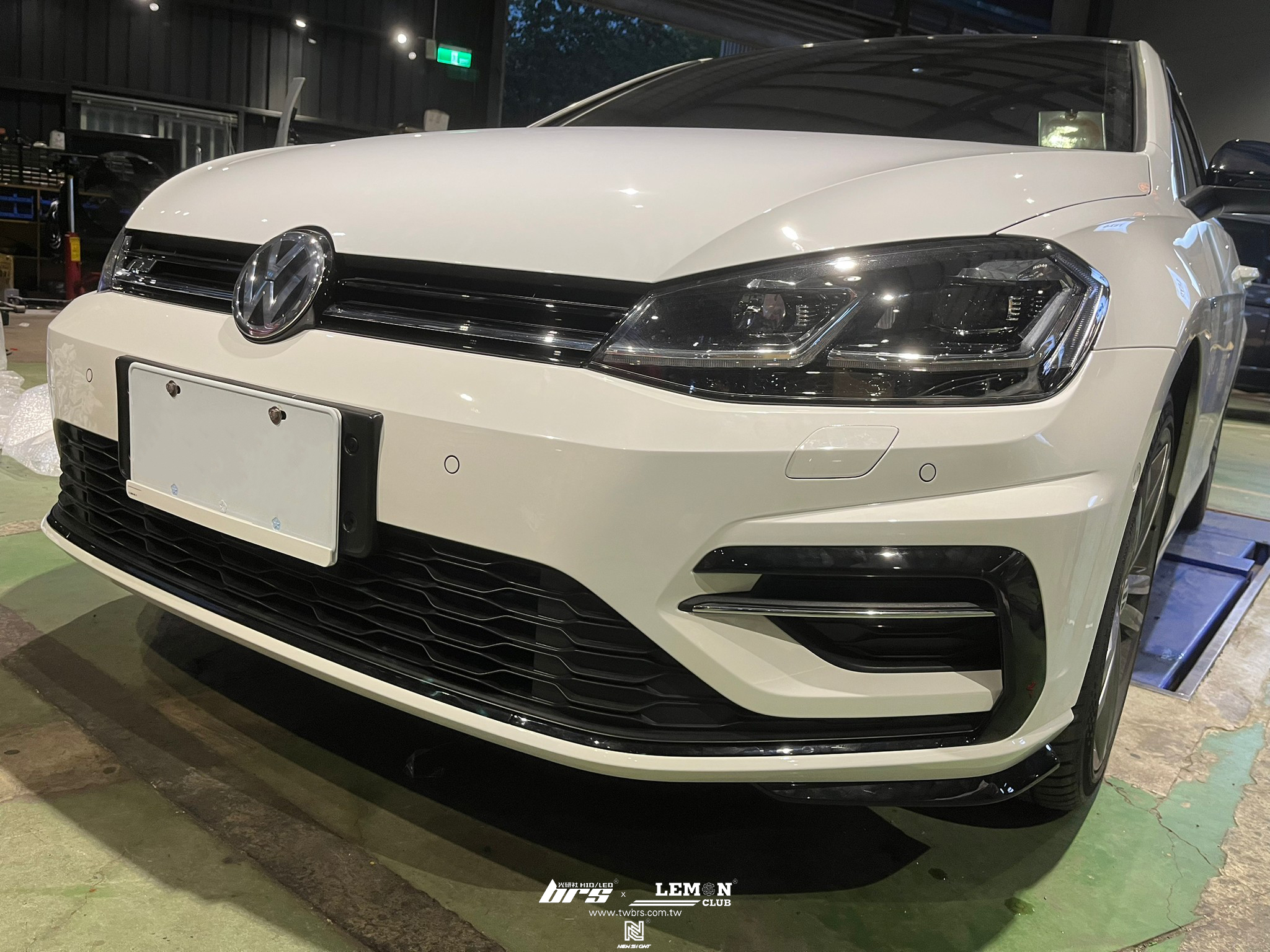 Volkswagen Golf 7.5 安裝 原廠R-Line 空力套件+後視鏡流水側燈+R-Line葉子板側標+後座USB充電座