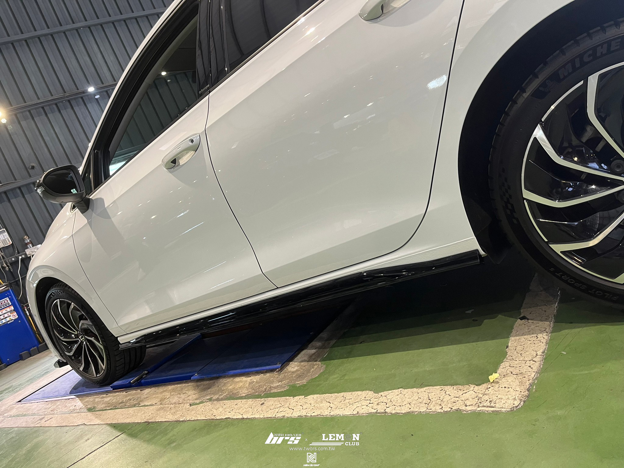 Volkswagen Golf 8 安裝 R-Line 側裙