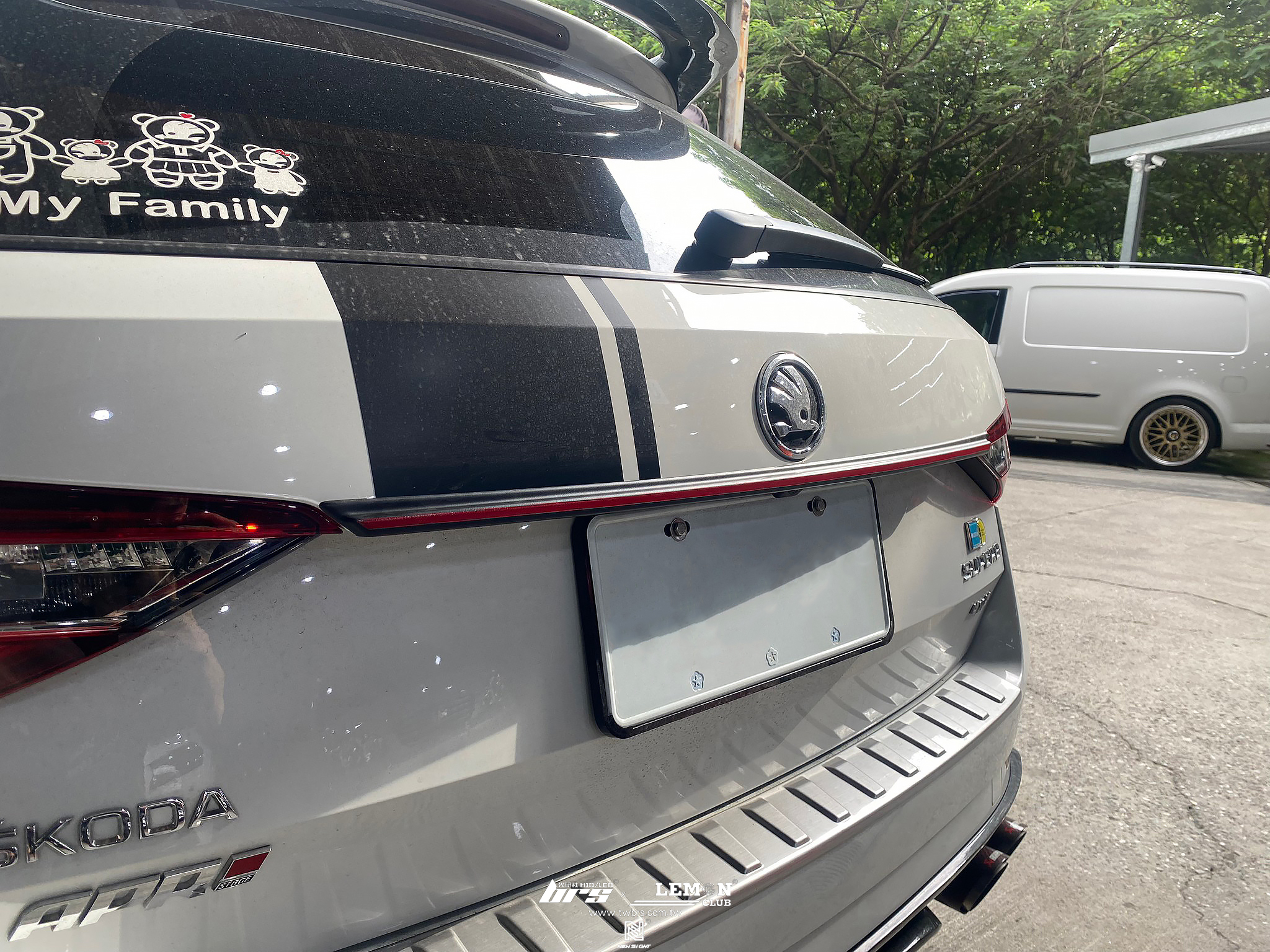 Skoda Superb 安裝 貫穿尾燈+Leyo換檔撥片