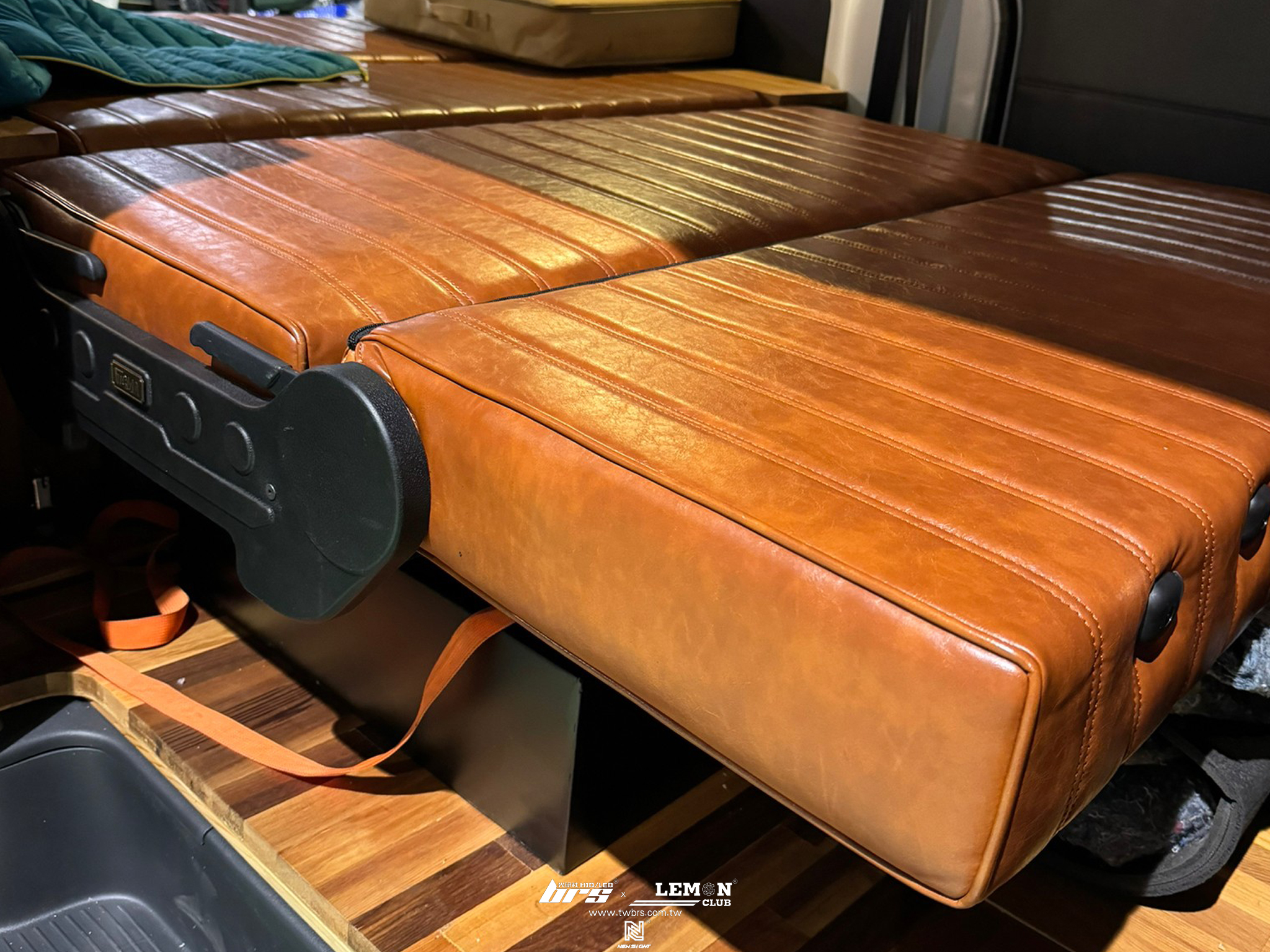 Toyota Town Ace 安裝 床椅固定鐵箱(客製化)+D柱橫桿(客製化)+尾門燈