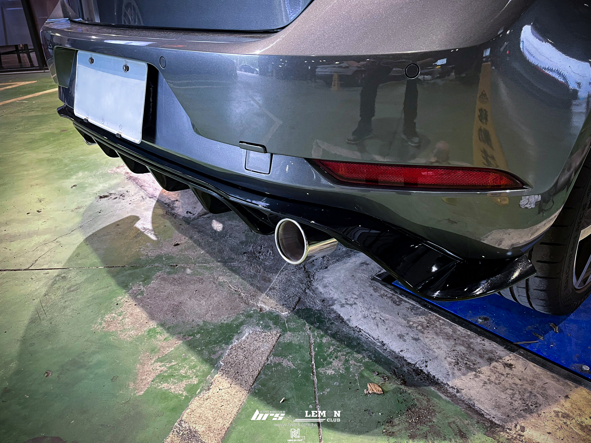 Volkswagen Golf 7.5 安裝 TCR副廠後下擾流+靜音型雙出尾桶+白光啟動開關