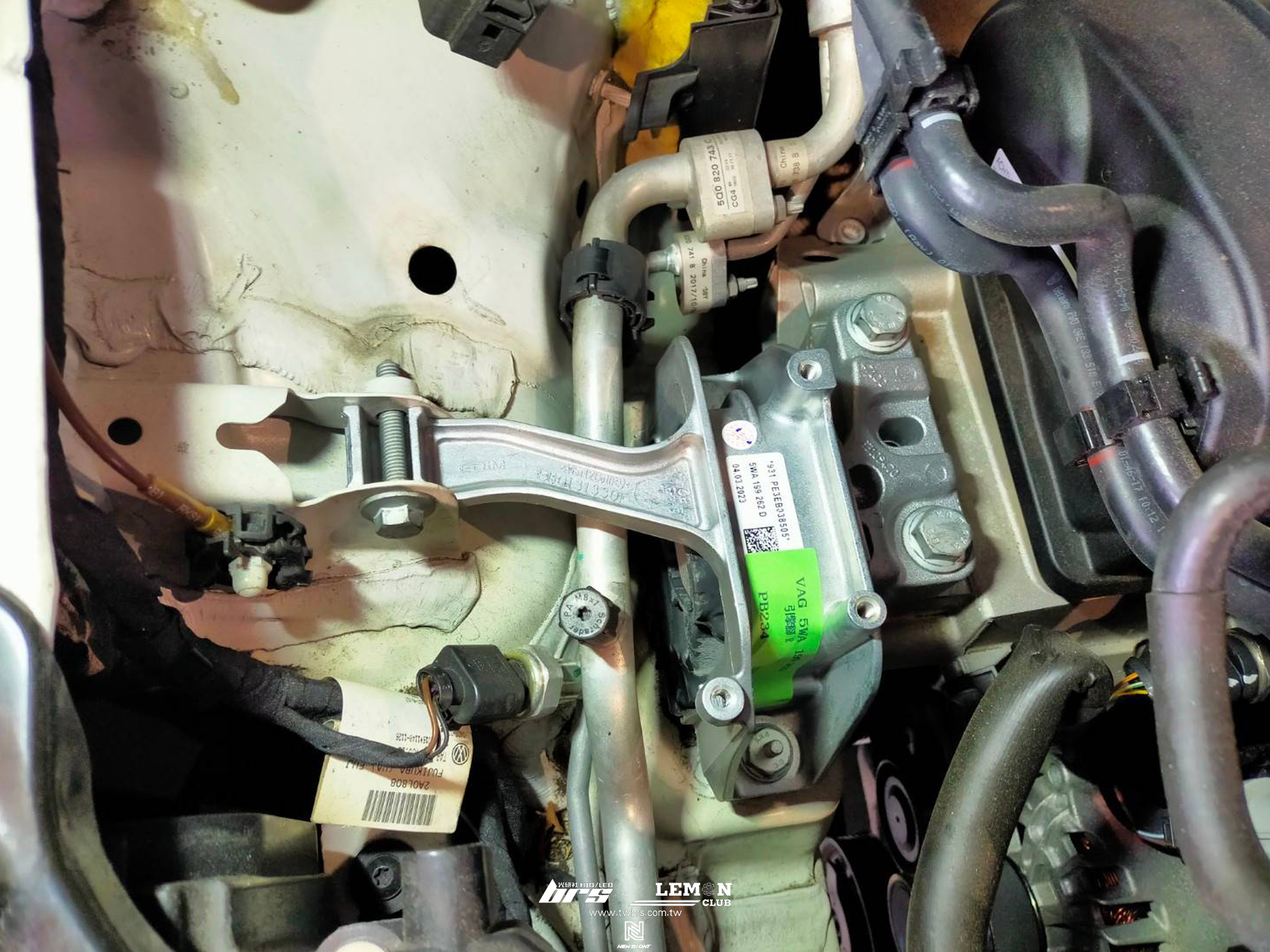 Volkswagen Touran 保養(GFB進氣洩壓閥+原廠引擎腳更換+原廠變速箱油更換)