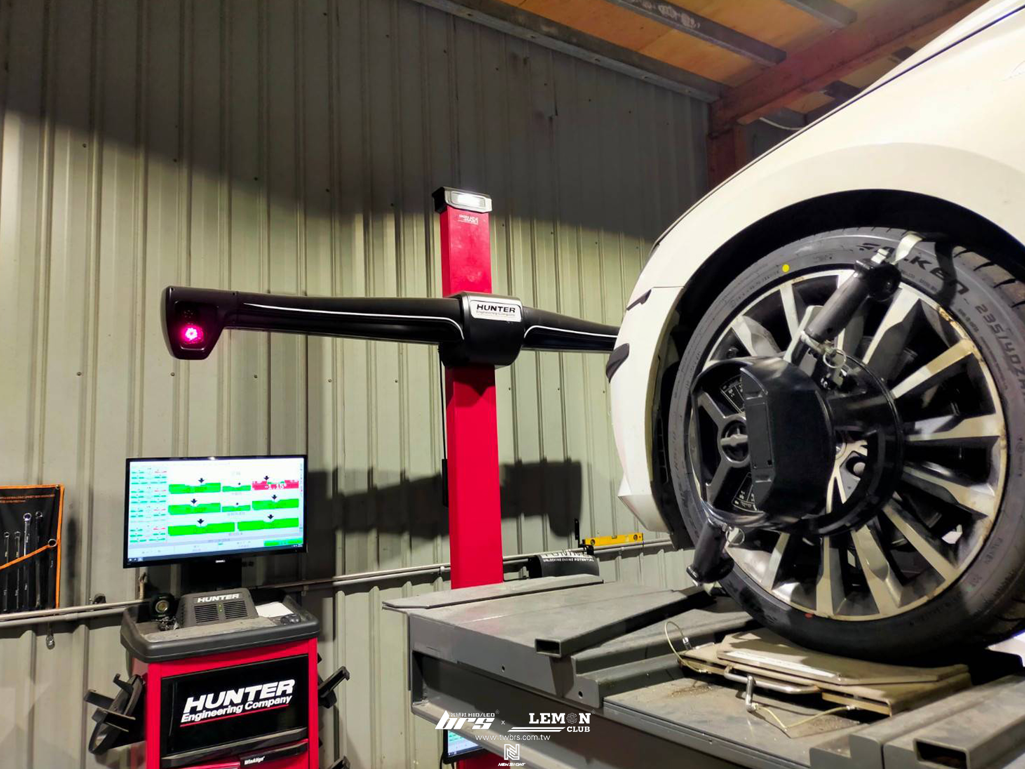 Skoda Superb 保養(德國Rheinol萊茵機油0W20更換+原廠機油芯更換)+飛準235／40R19輪胎+HUNTER 3D電腦四輪定位