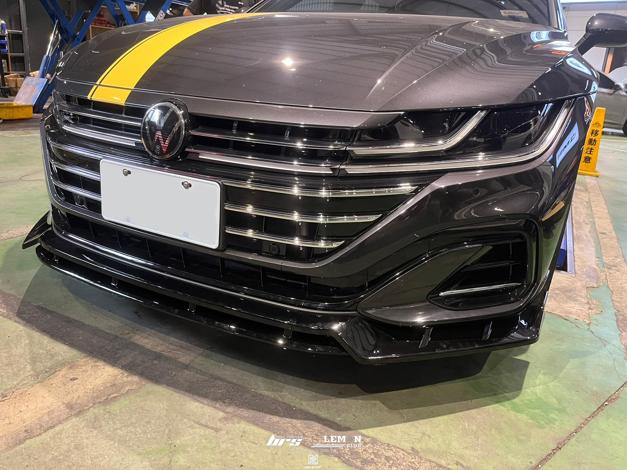 Volkswagen Arteon 安裝 四件式前下巴