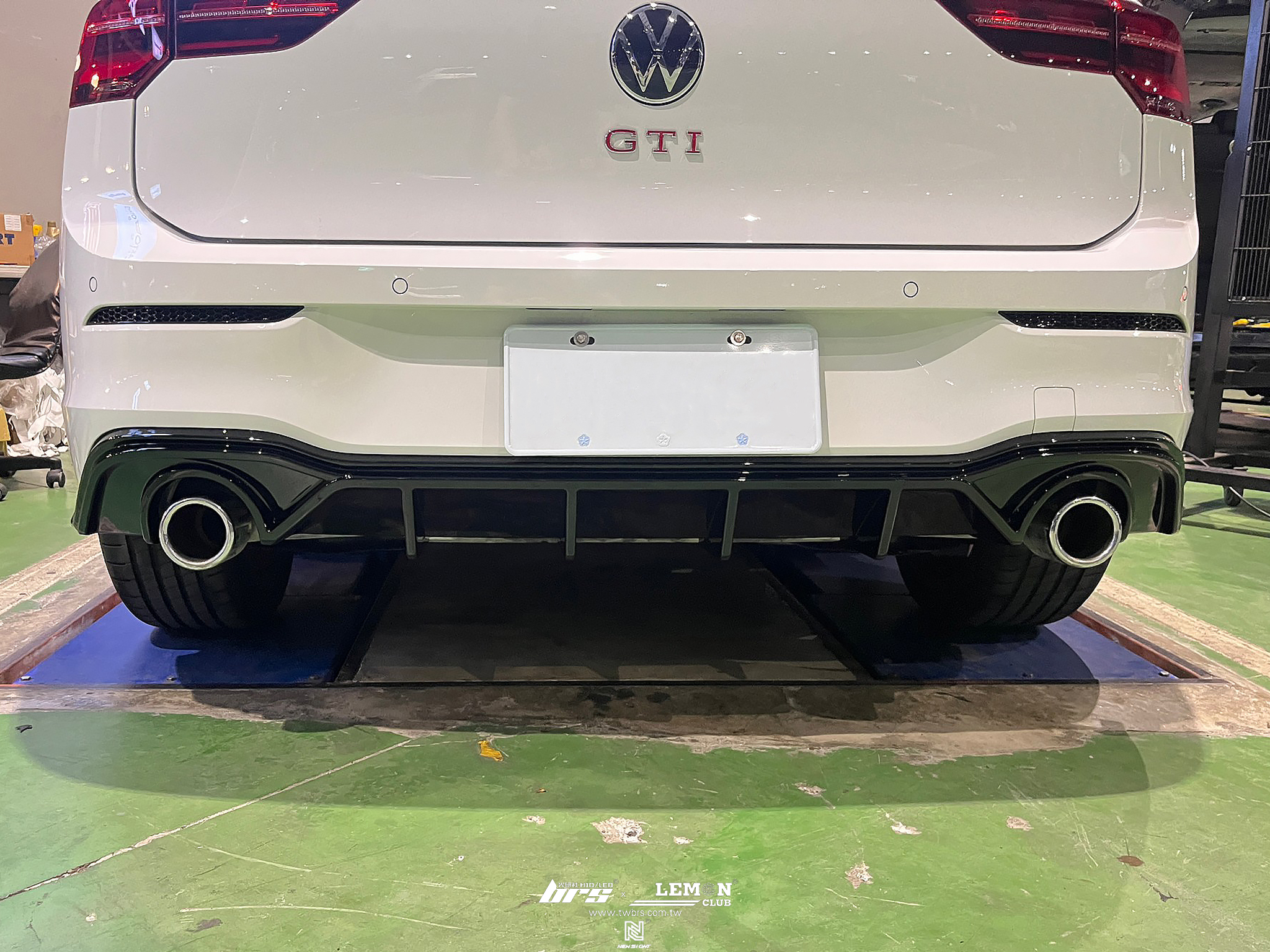 Volkswagen Golf 8 GTI 安裝 類MAX雙邊單出後下巴+蜂巢反光片