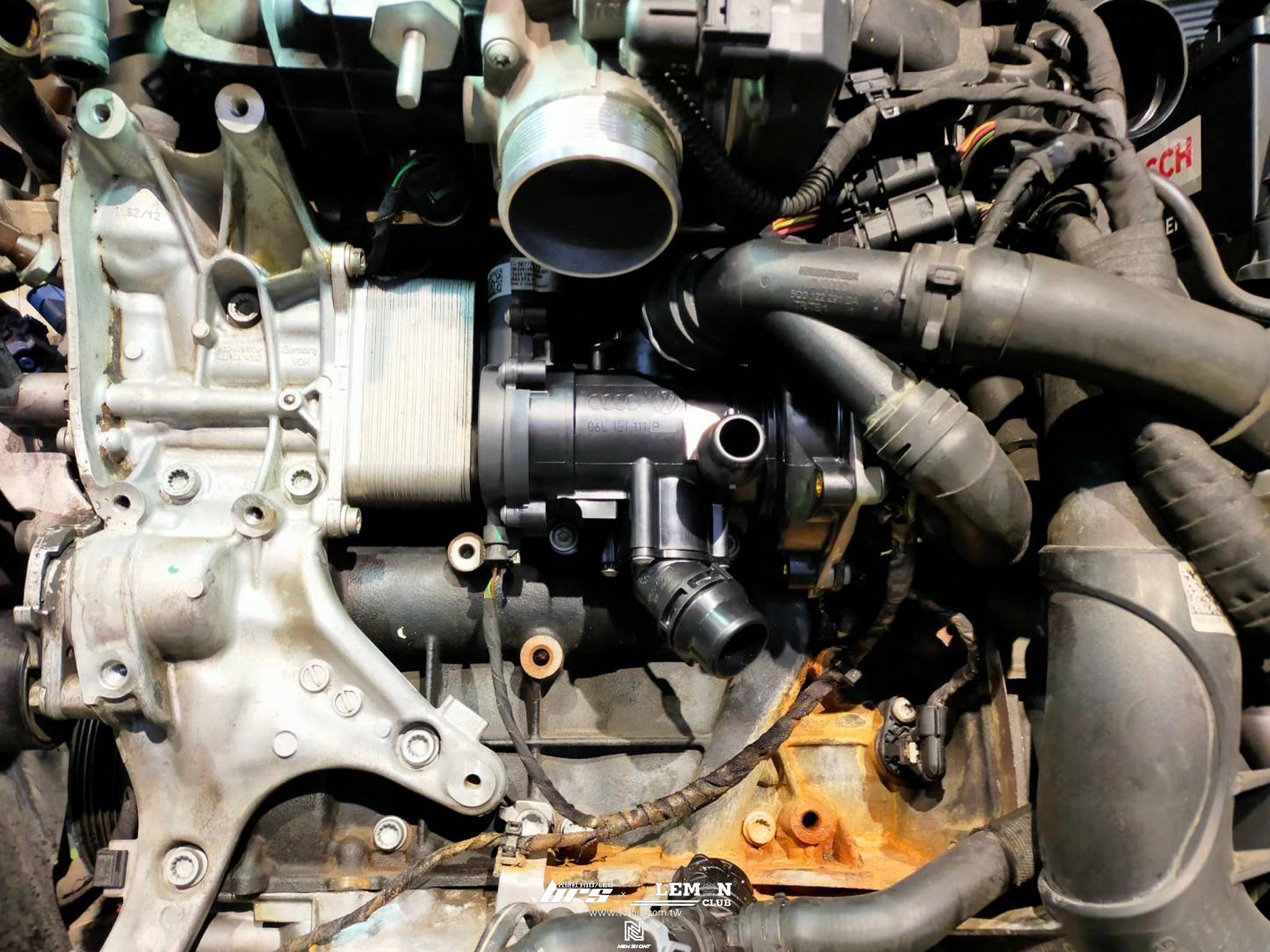 Skoda Superb 保養(水泵浦更換+節溫器更換+短接管更換+墊圈更換+原廠G12水箱精更換+機油芯座墊片+機油冷卻器墊片更換+塑膠熱水管更換)