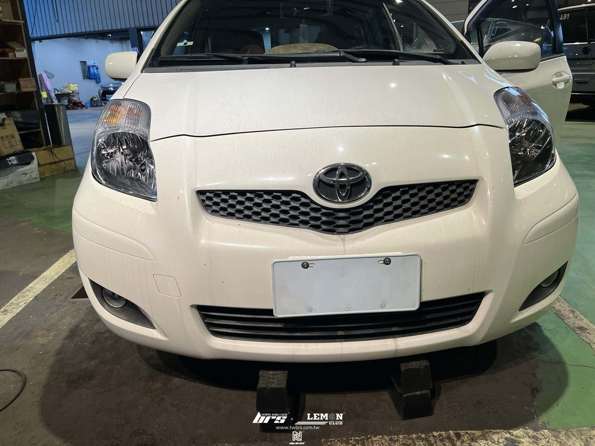 Toyota Yaris 安裝 原廠型大燈總成