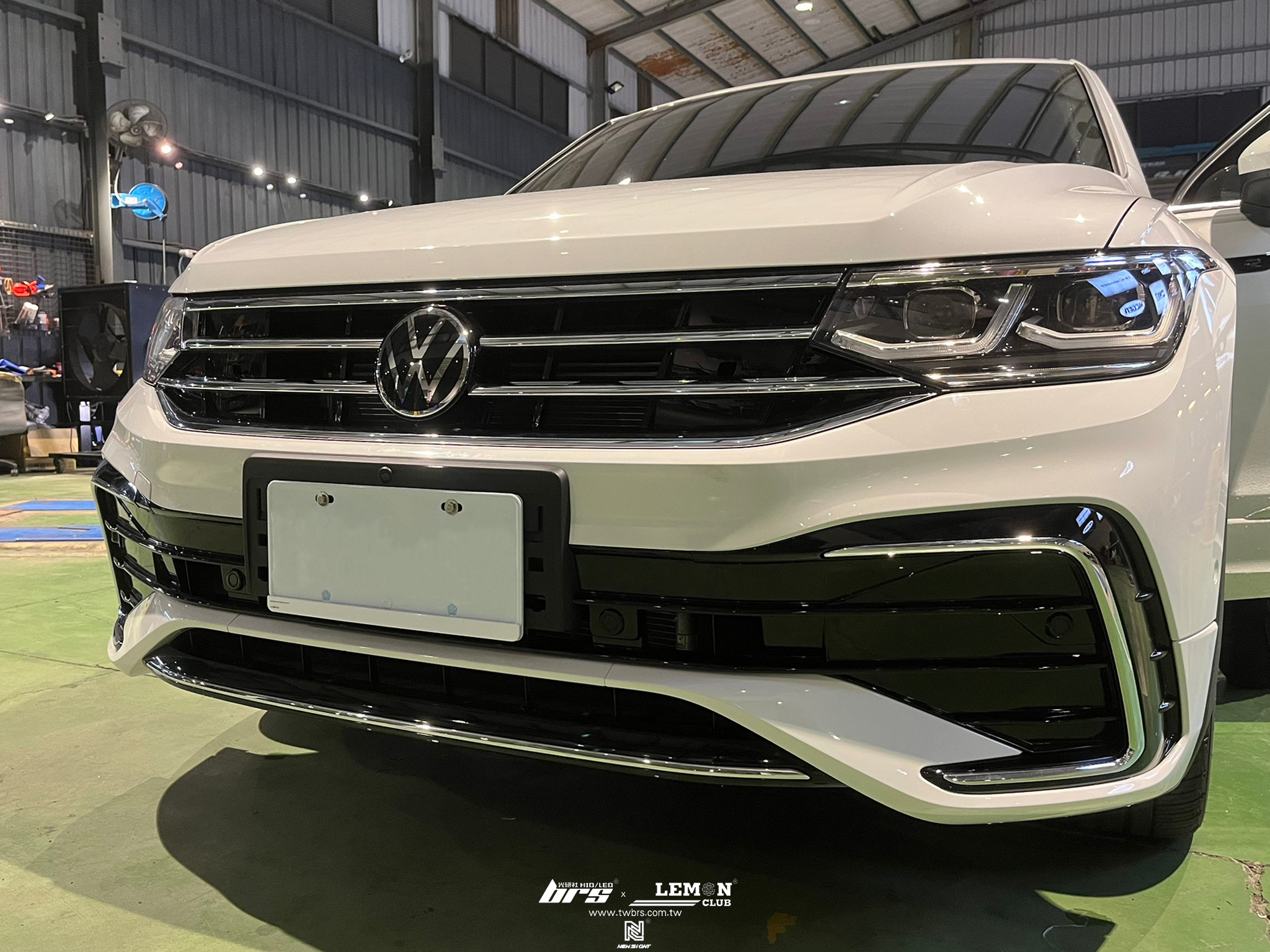 Volkswagen New Tiguan 安裝 21年式R-Line前保桿+21年式R-Line後保桿+R-Line尾翼+四門浪板烤漆+環景校正+R字樣葉子板側標