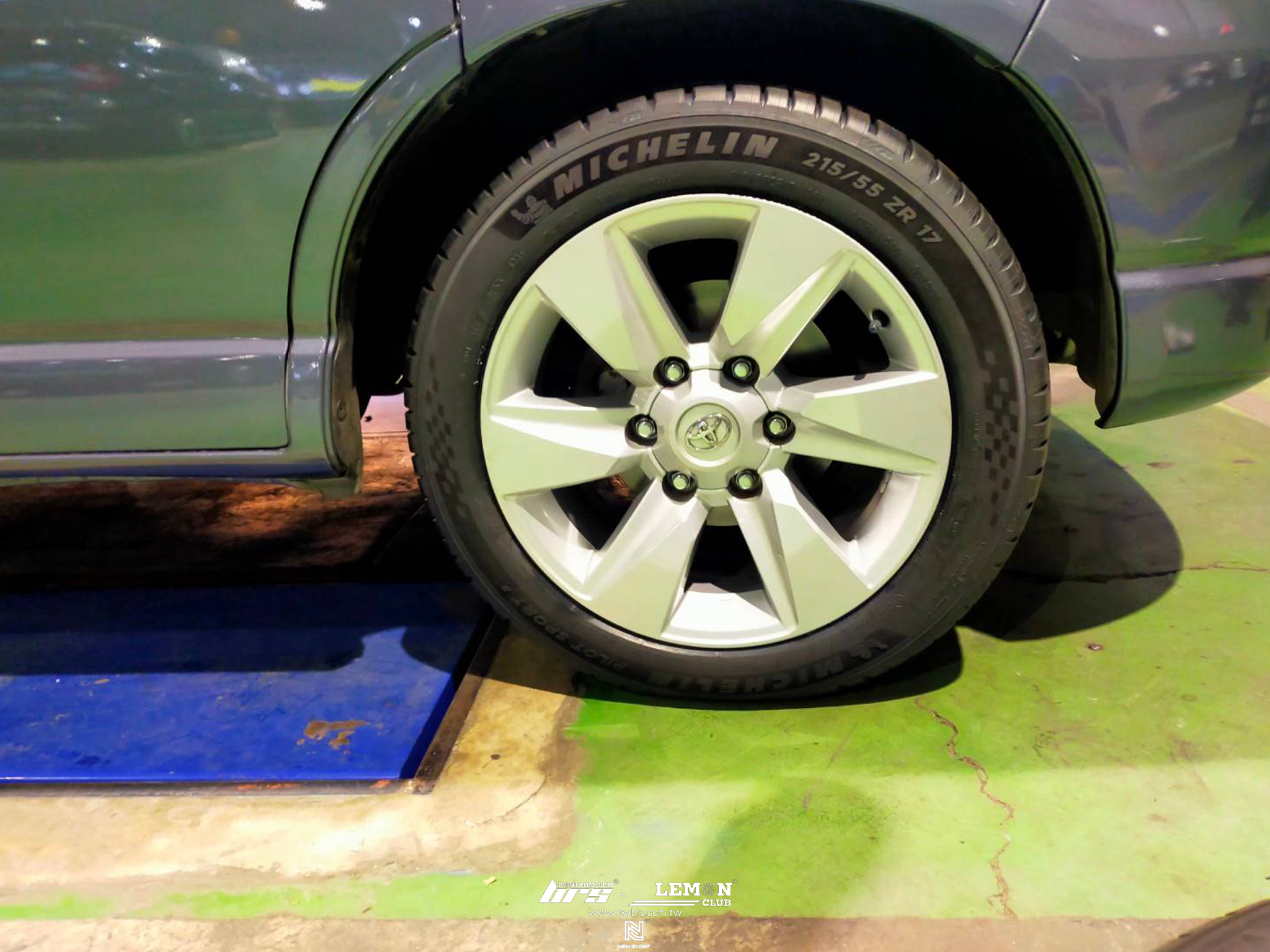 Toyota Hiace Solemio 安裝 米其林PS5 215/55-17+HiCGER前來令片+HUNTER 3D電腦四輪定位