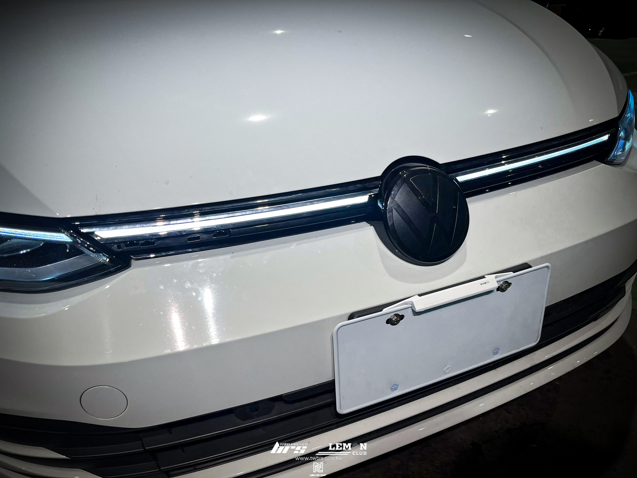 Volkswagen Golf 8 安裝 R-Line水箱罩含連貫式燈條