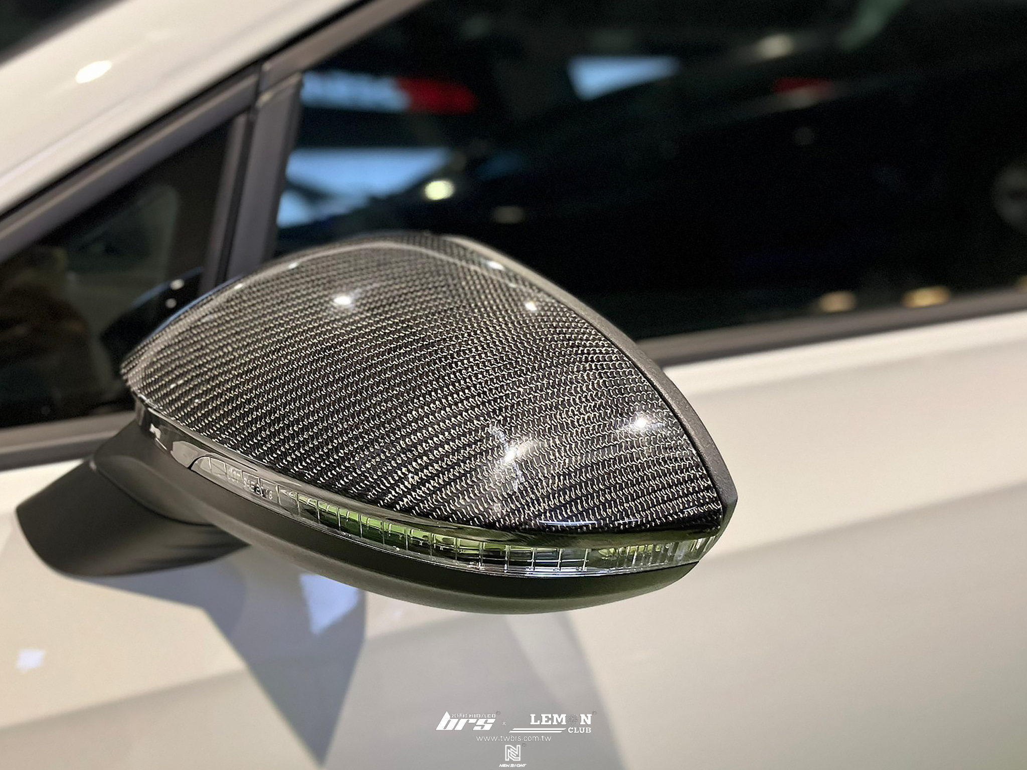 Volkswagen Golf 8 安裝 碳纖維後視鏡蓋