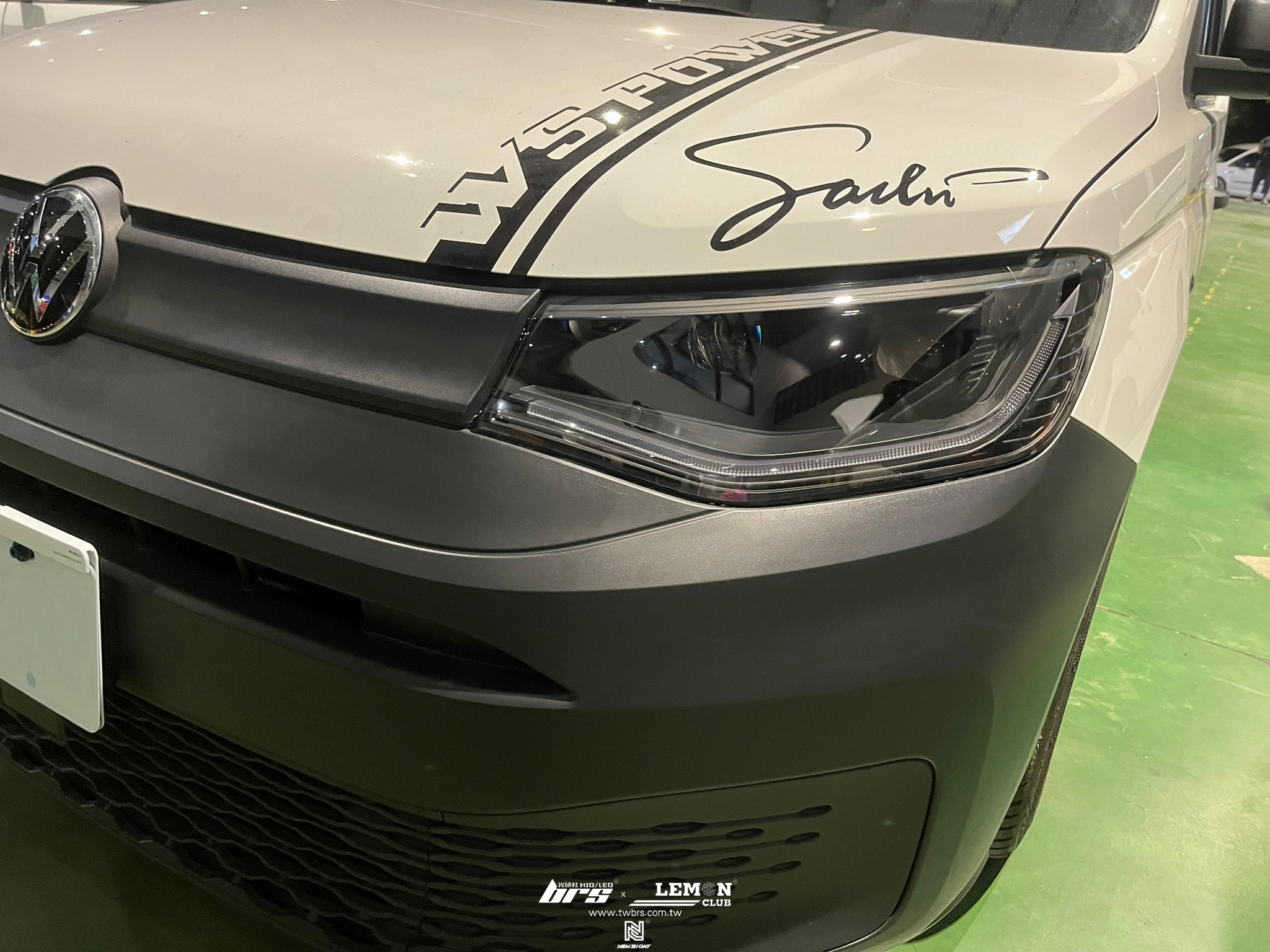 Volkswagen Caddy C5 安裝 黑底款大燈總成+大燈HIGHLIGHT SS款(高階款) 6500K LED