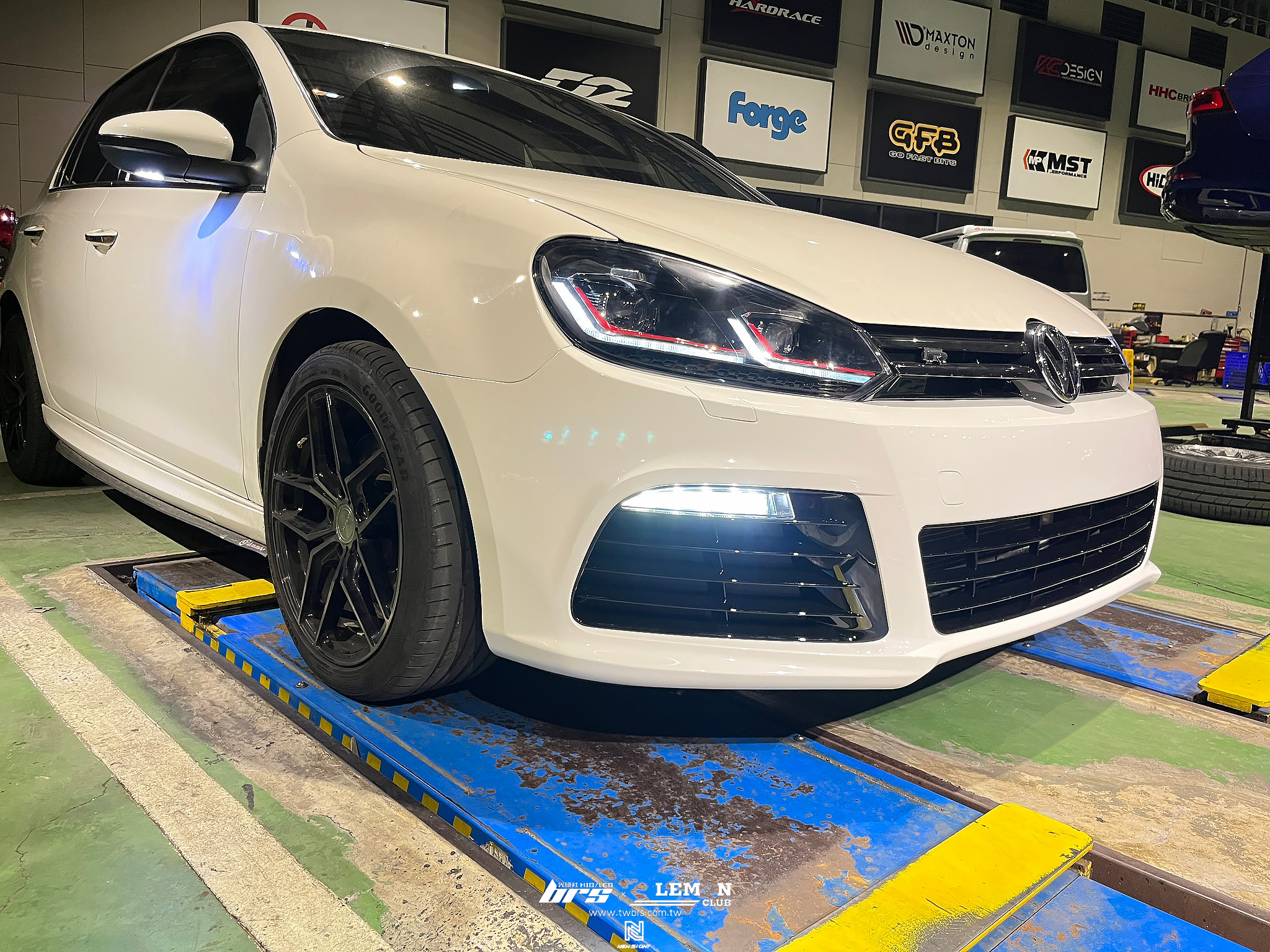 Volkswagen Golf 6 安裝 R20前保桿