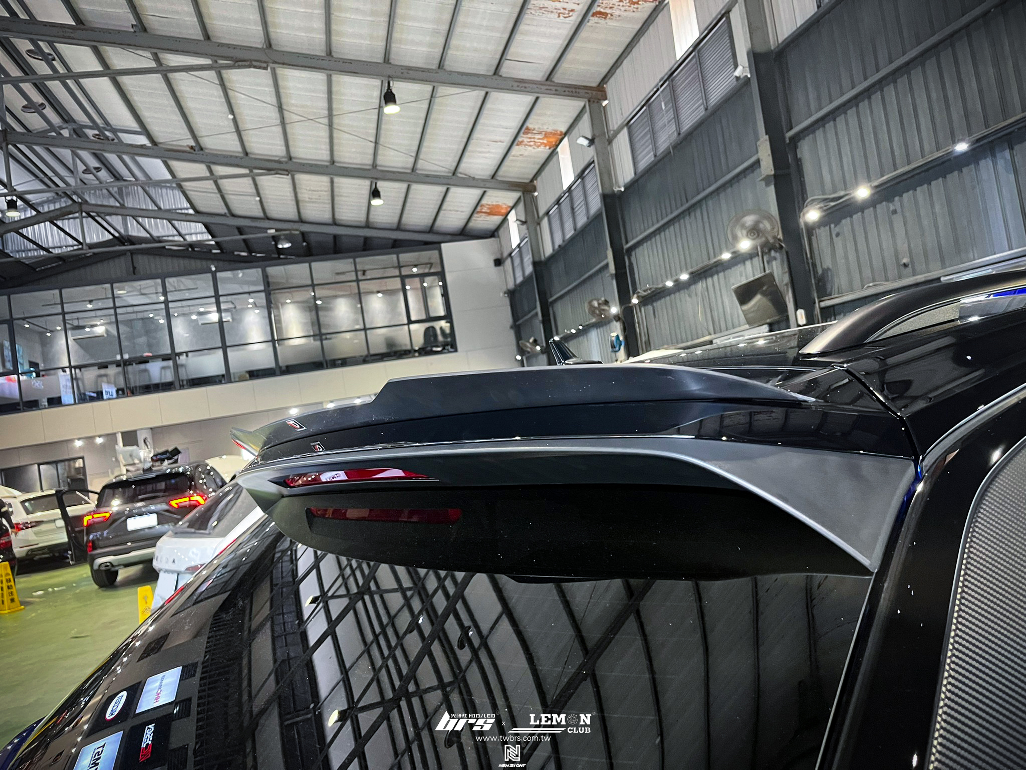 Volkswagen T-ROC R 安裝 MAXTON尾翼+LEYO皮革DSG換檔頭組+MST EA888高流量濾芯