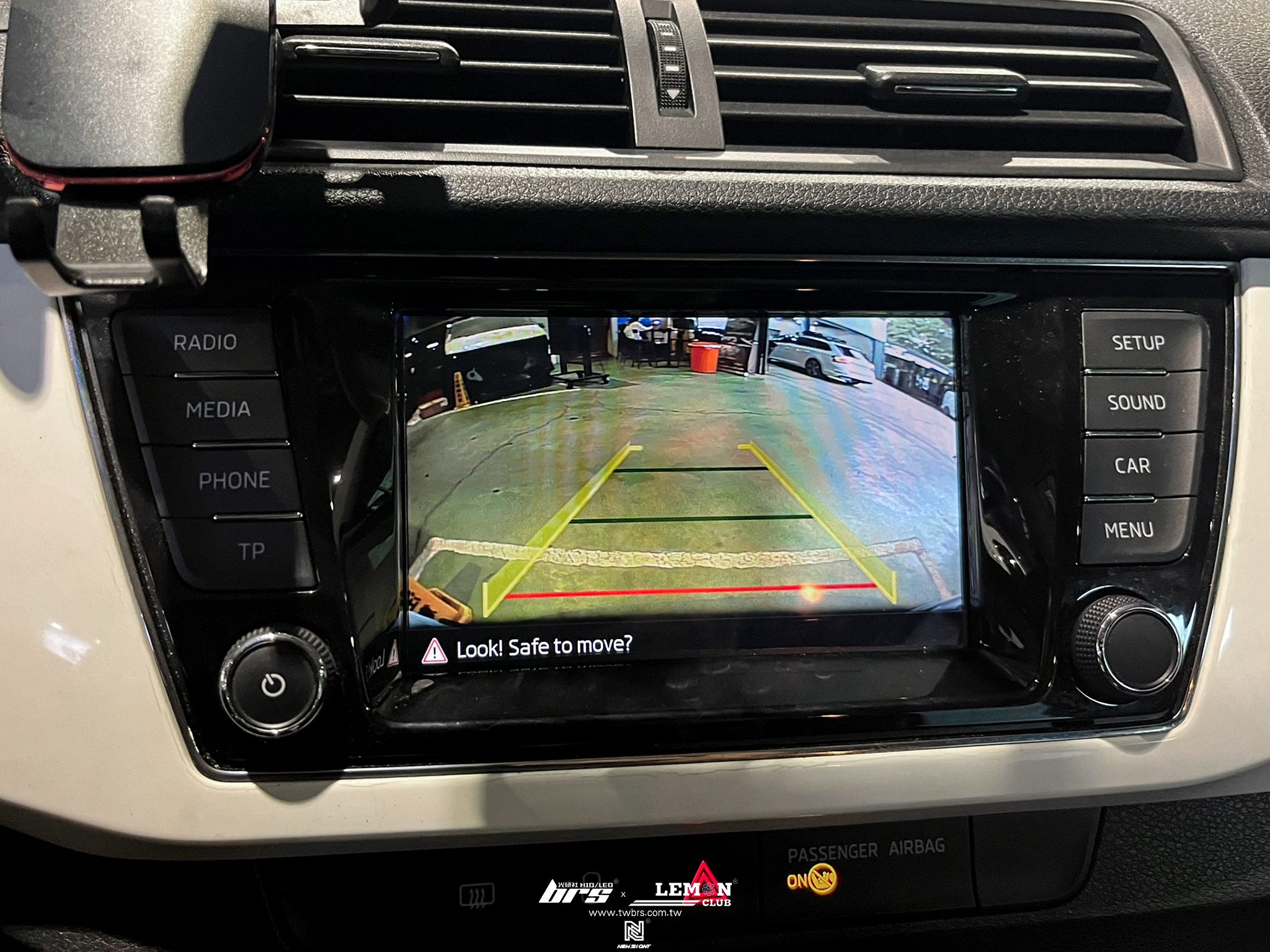 Skoda Fabia 安裝 把手式倒車顯影鏡頭(軌跡版)