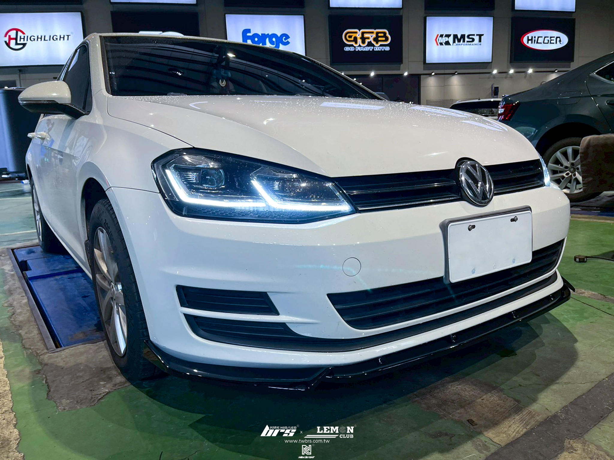 Volkswagen Golf 7 安裝 副廠三件式前下巴+類O二代尾翼