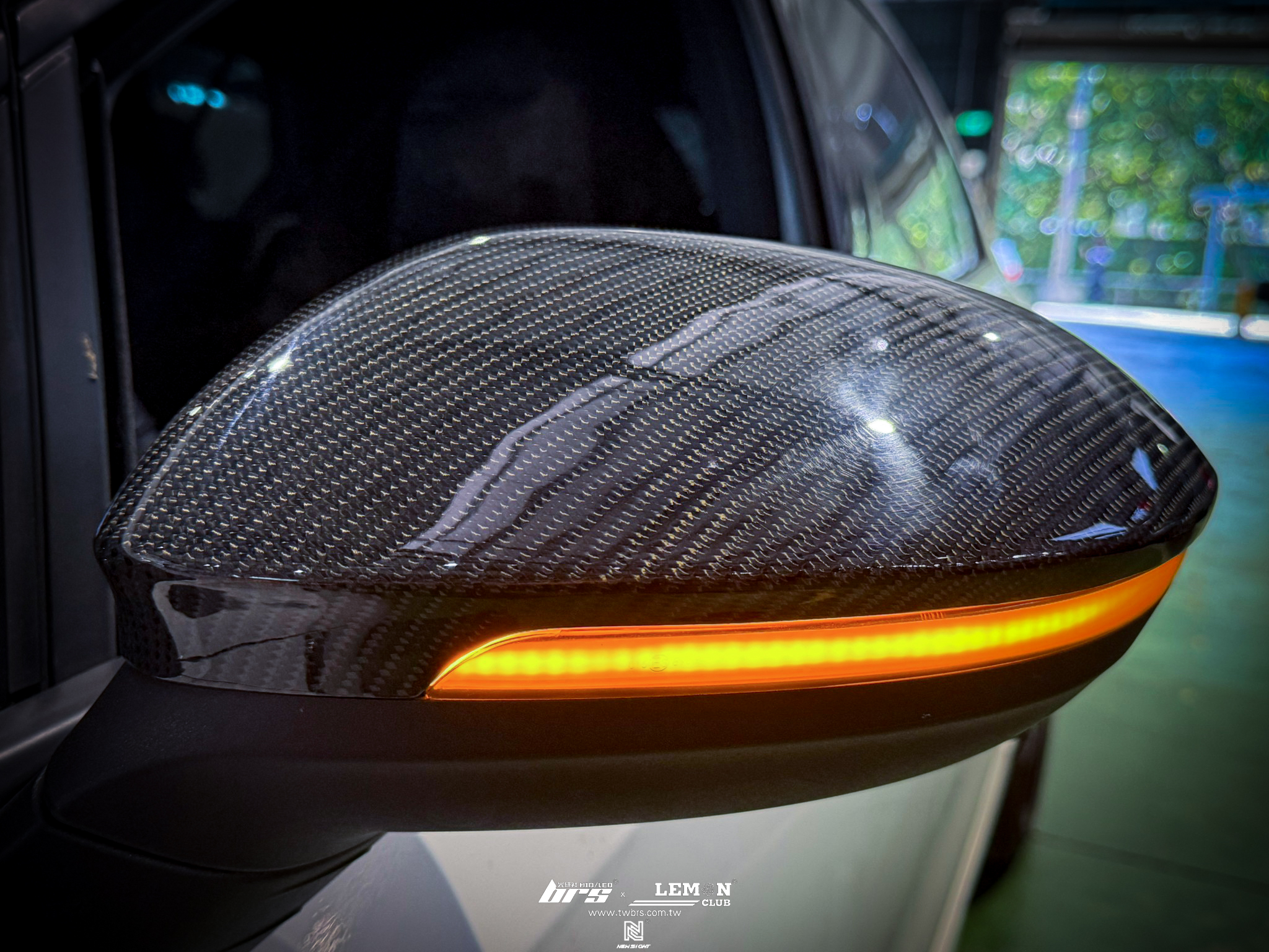Volkswagen Golf 8 R 安裝 碳纖維後視鏡蓋+後視鏡流水LED方向燈