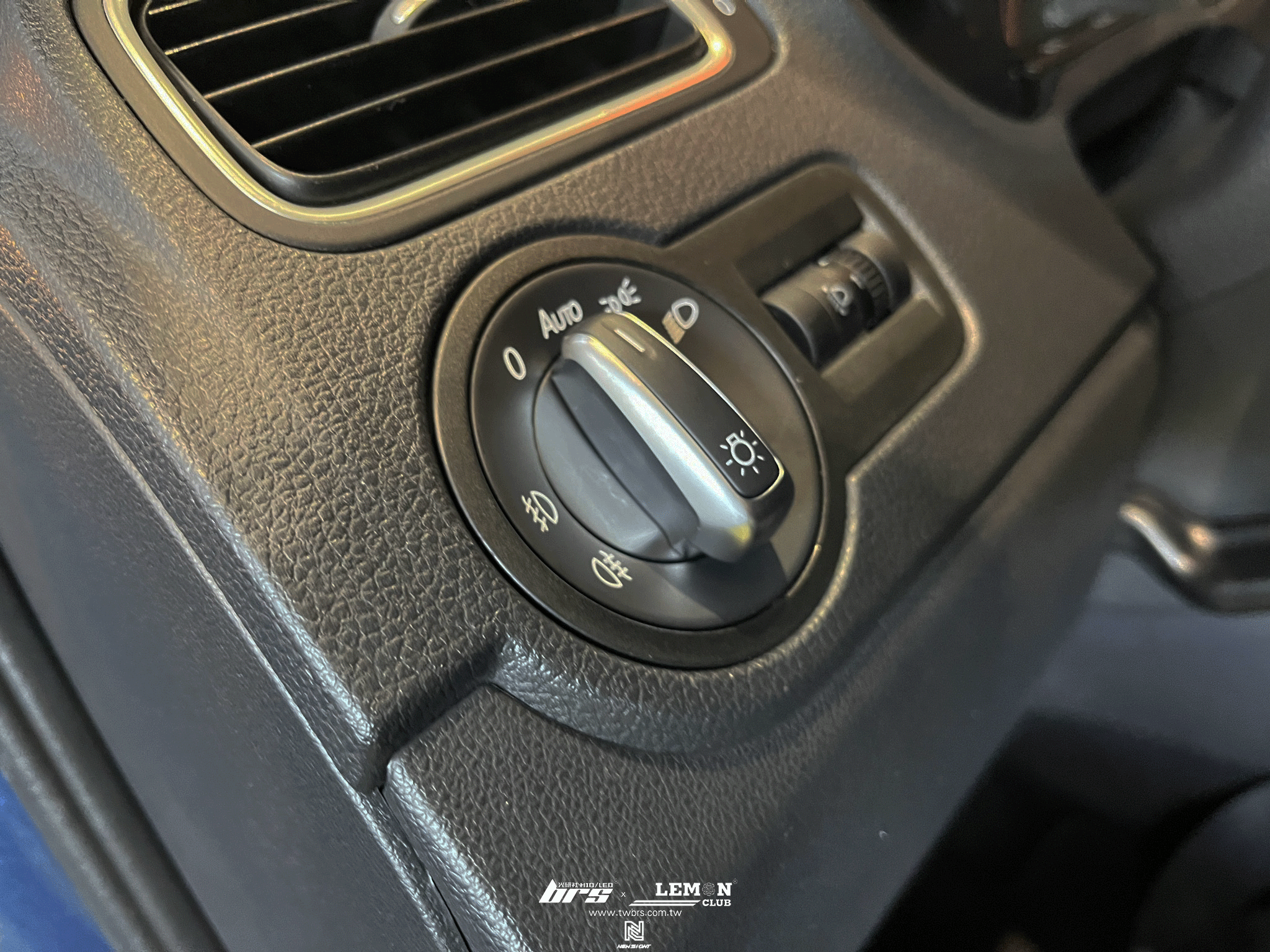 Volkswagen Polo 安裝 自動大燈開關模組