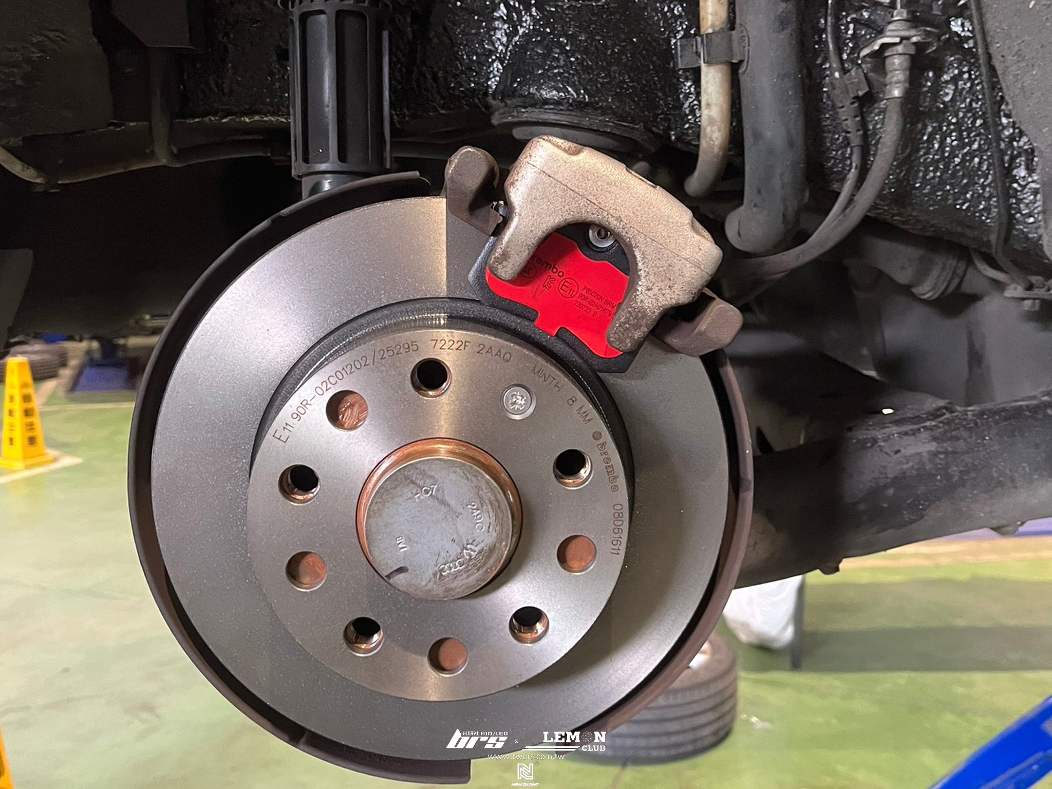 Skoda Octavia 安裝 前Brembo288x25平盤+後Brembo253x10平盤+前Brembo來令片(紅皮)+後Brembo來令片(紅皮)